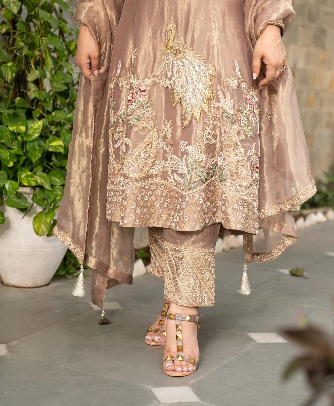 हैवी एम्ब्रॉयडरी सीक्वेंस वर्क वाला पार्टी वेयर सूट सेट