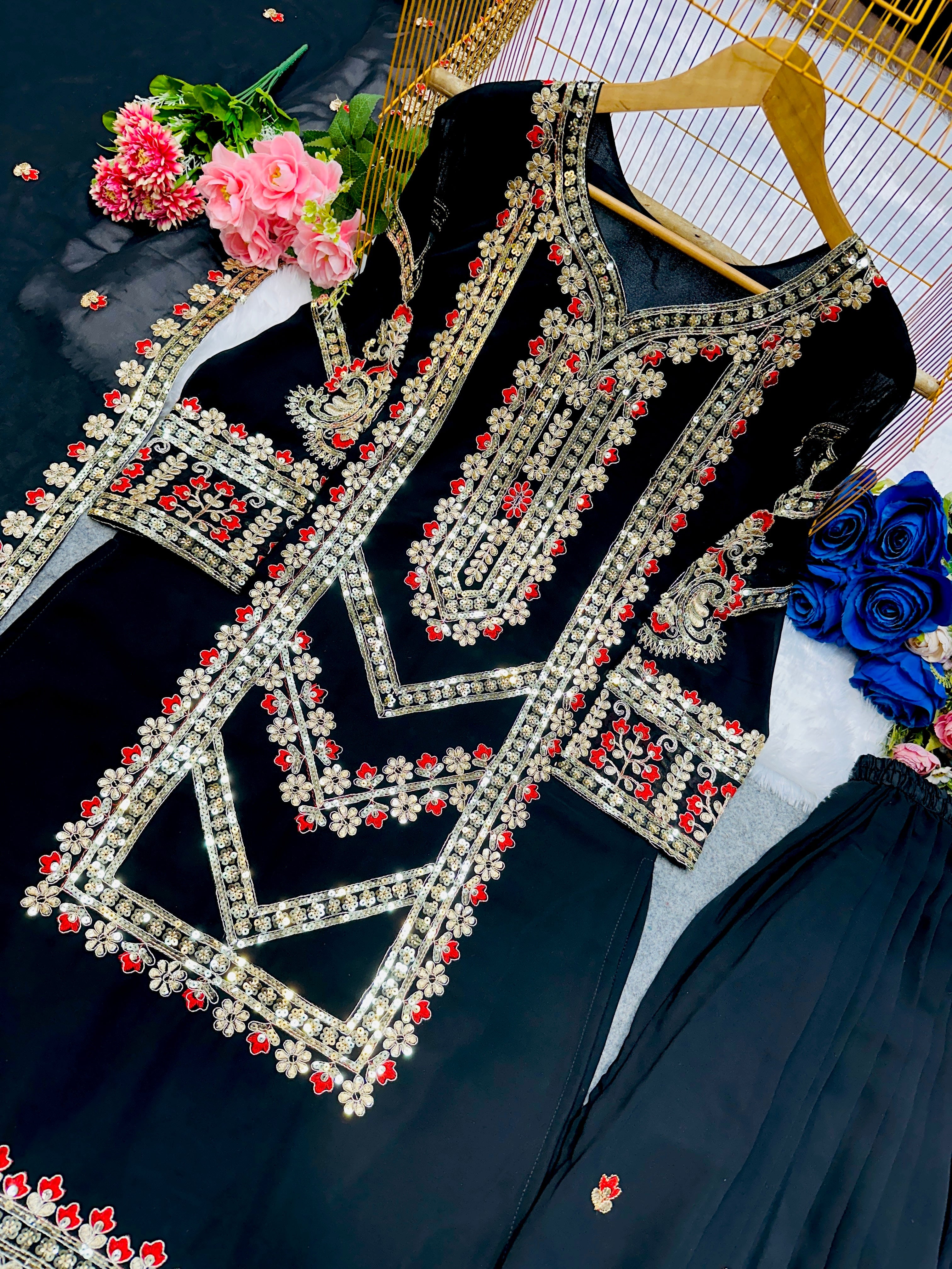 कढ़ाई वर्क से सजा हुआ डिज़ाइनर टॉप, बॉटम और दुपट्टा