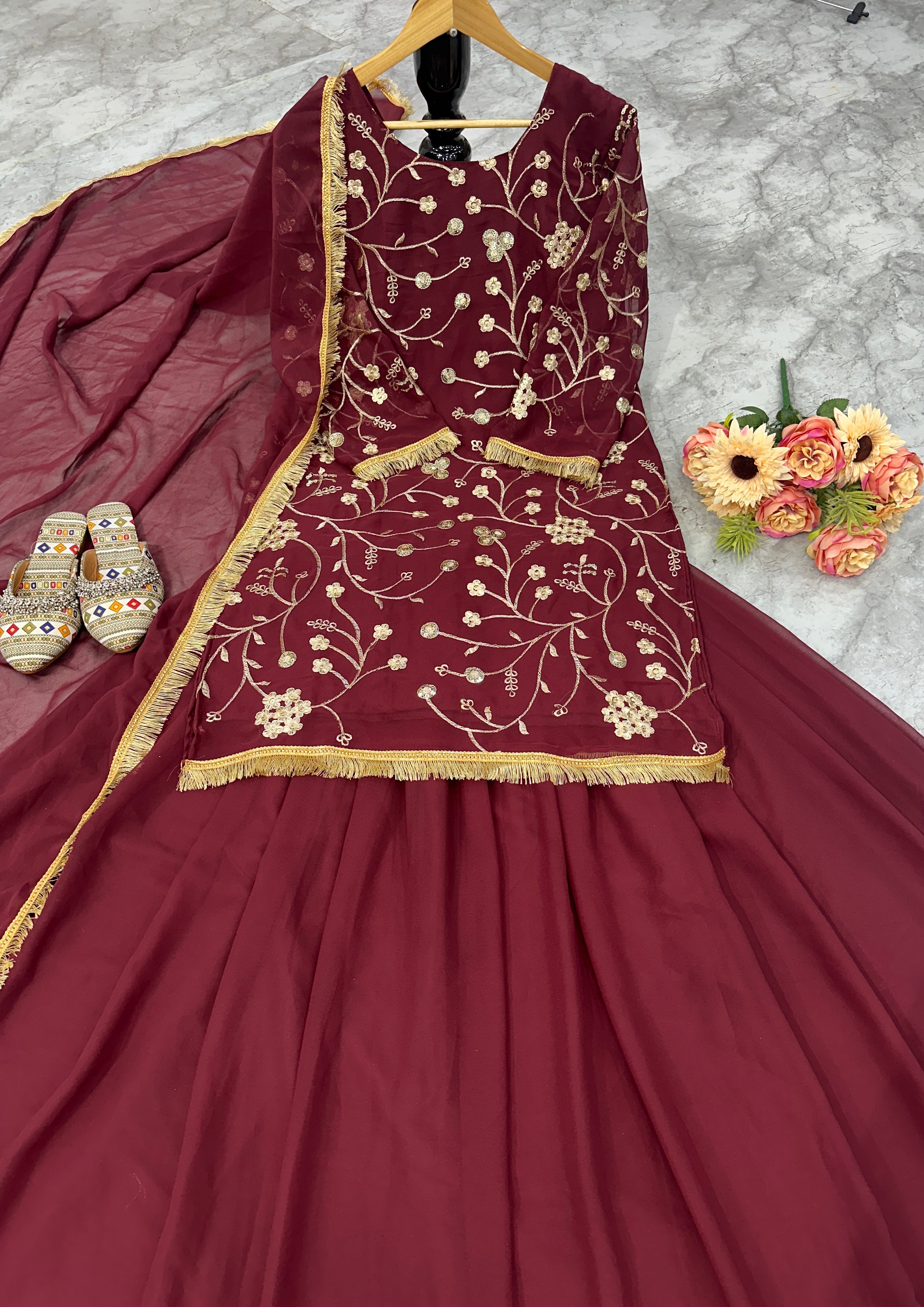 पार्टी के लिए बेहतरीन टॉप और लहंगा दुपट्टे के साथ।