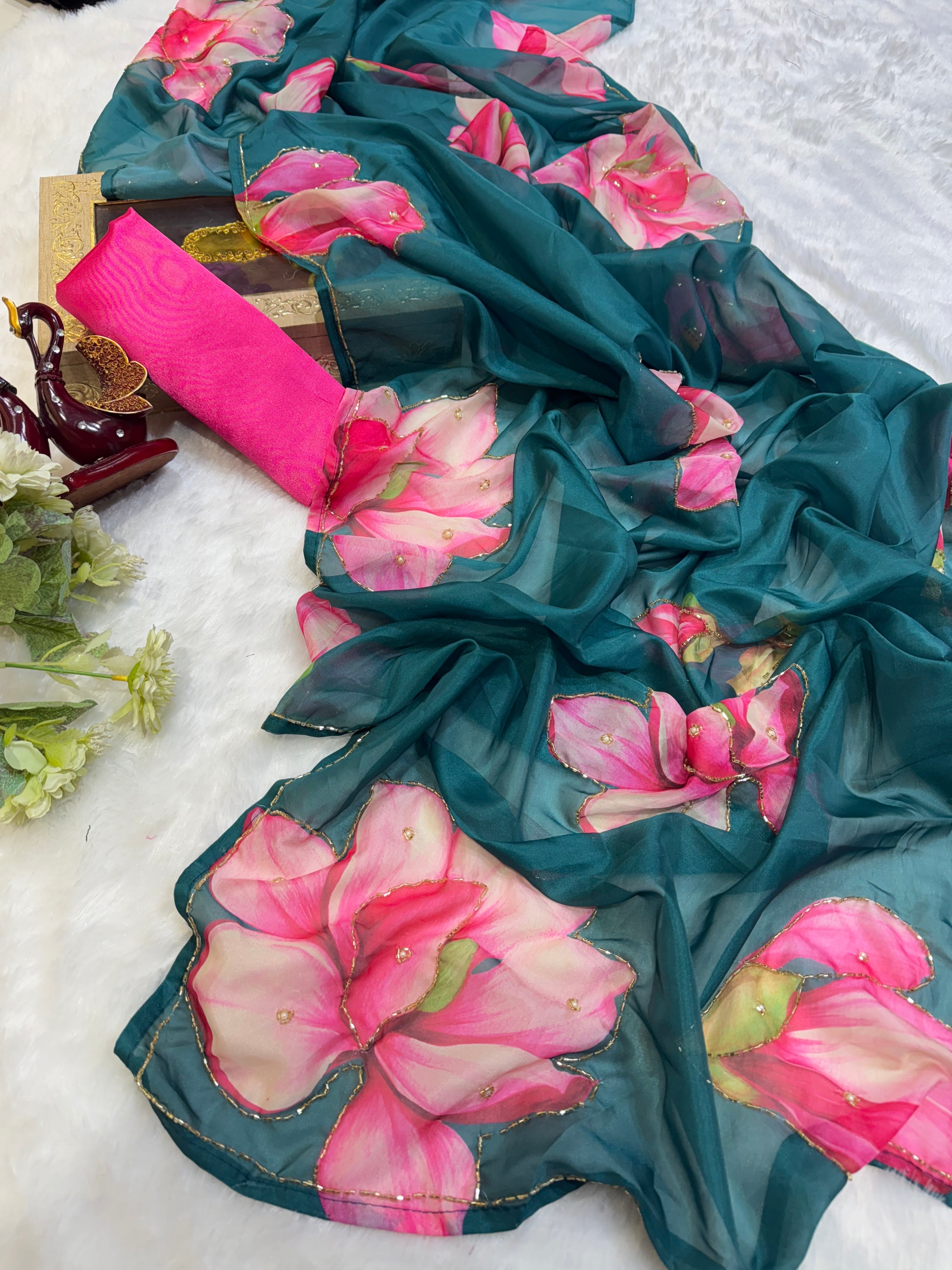 खूबसूरत फ्लोरल प्रिंट वाली पार्टी वेयर डिजाइनर साड़ी