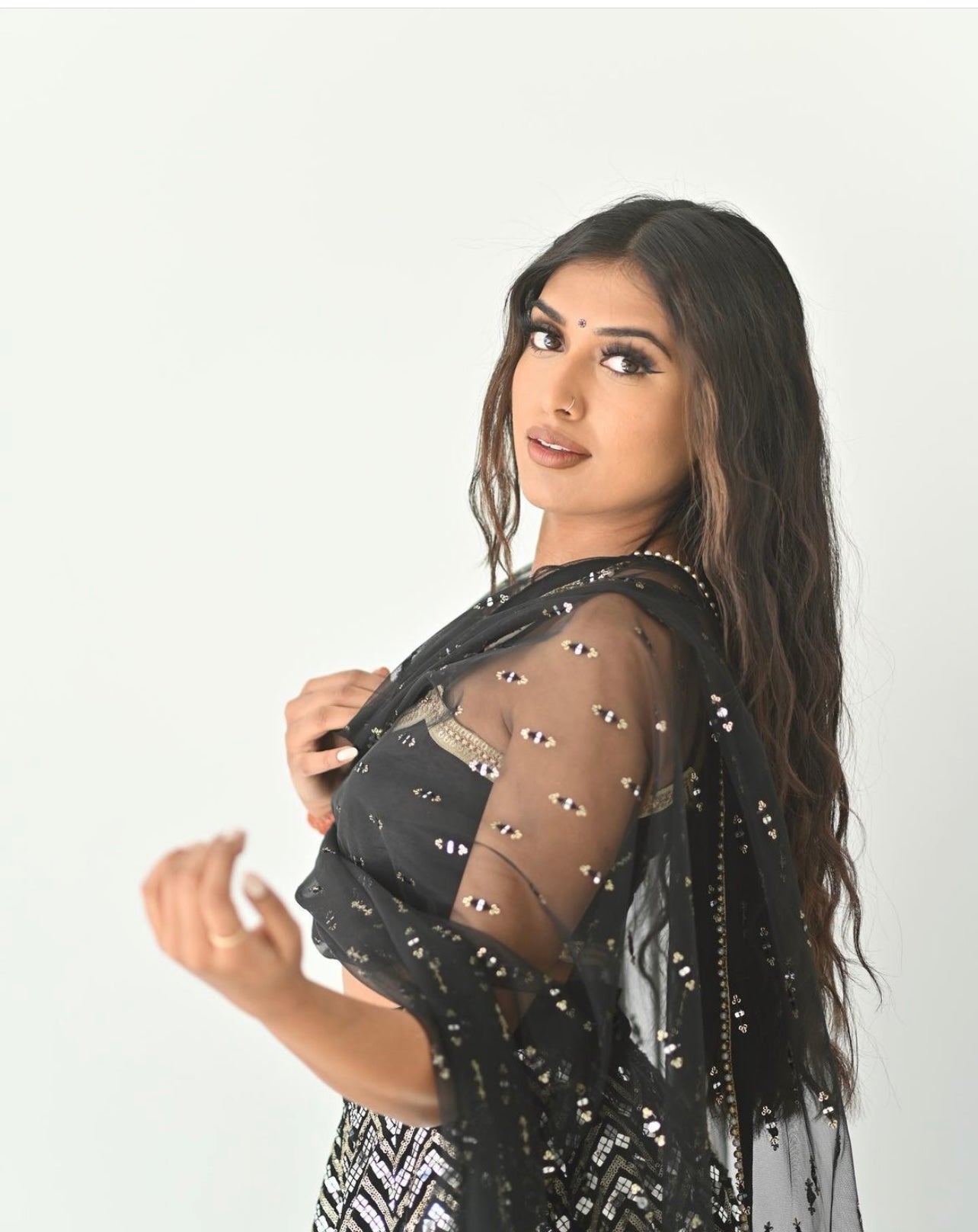 पार्टी के लिए उपयुक्त, सीक्वेंस और ज़री वर्क वाला खूबसूरत लहंगा चोली।