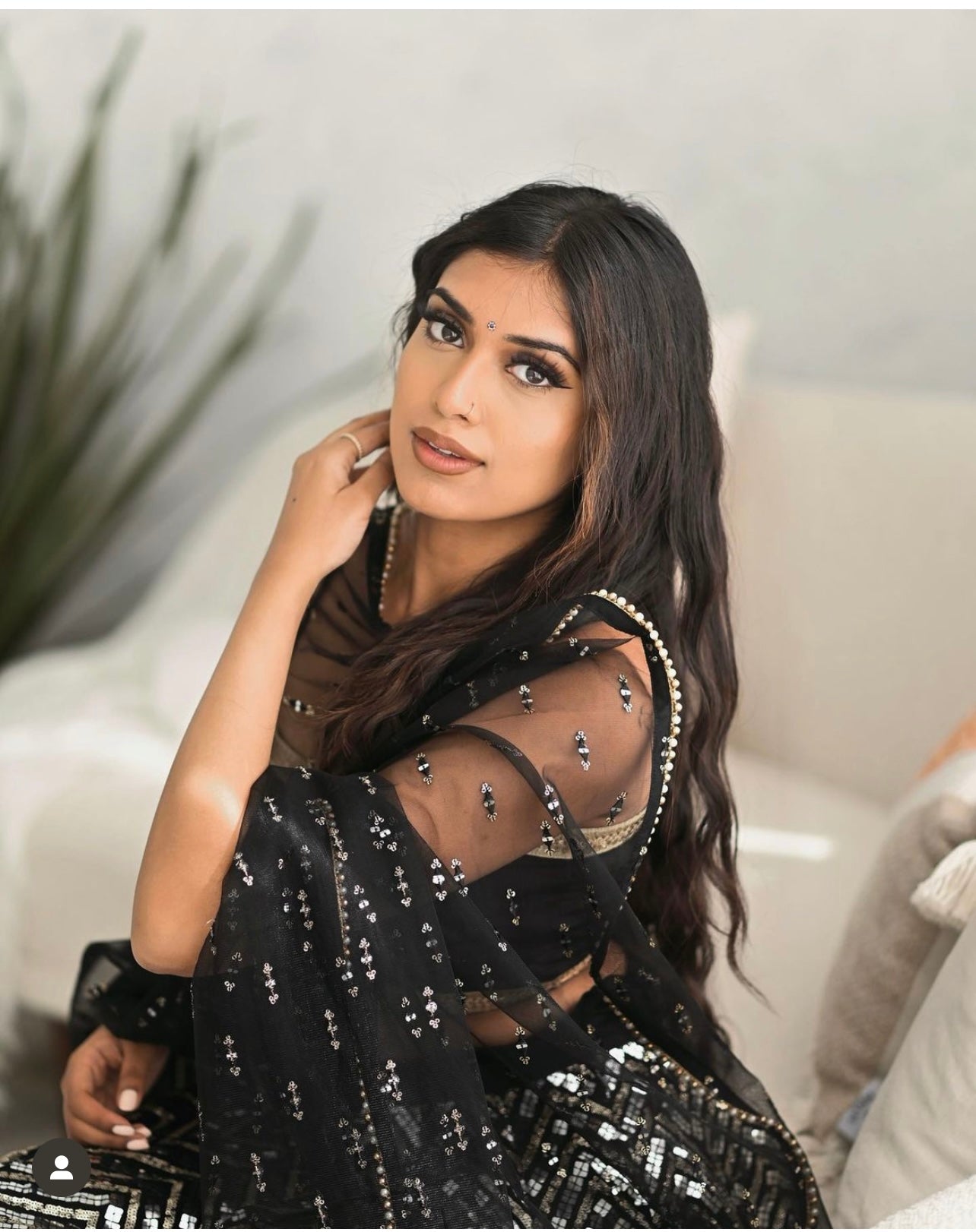 पार्टी के लिए उपयुक्त, सीक्वेंस और ज़री वर्क वाला खूबसूरत लहंगा चोली।