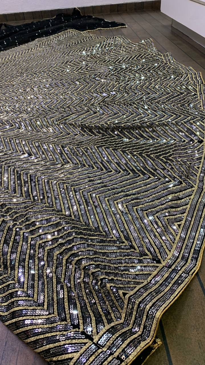 पार्टी के लिए उपयुक्त, सीक्वेंस और ज़री वर्क वाला खूबसूरत लहंगा चोली।