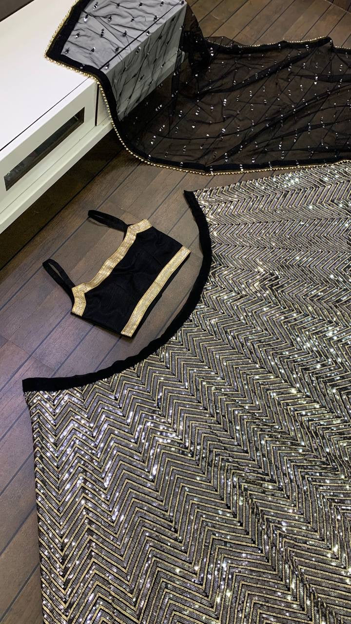 पार्टी के लिए उपयुक्त, सीक्वेंस और ज़री वर्क वाला खूबसूरत लहंगा चोली।