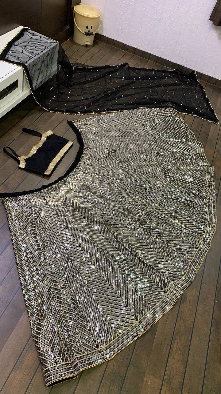 पार्टी के लिए उपयुक्त, सीक्वेंस और ज़री वर्क वाला खूबसूरत लहंगा चोली।