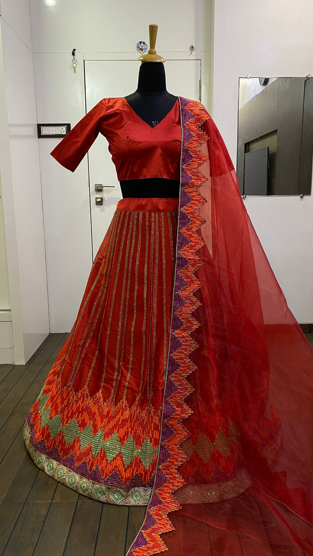 सीक्वेंस, ज़री और धागे की कढ़ाई वाला खूबसूरत लहंगा चोली