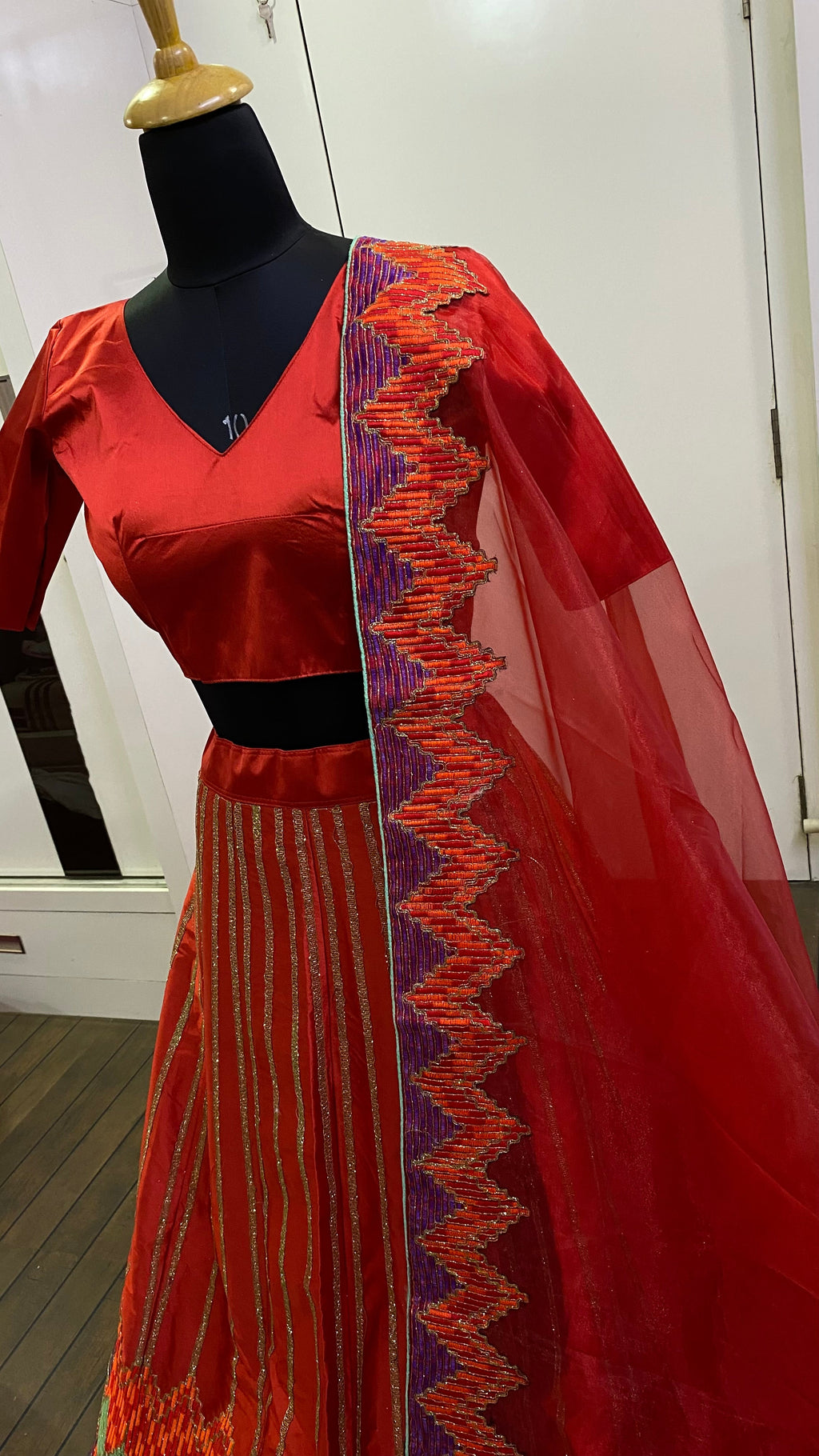 सीक्वेंस, ज़री और धागे की कढ़ाई वाला खूबसूरत लहंगा चोली