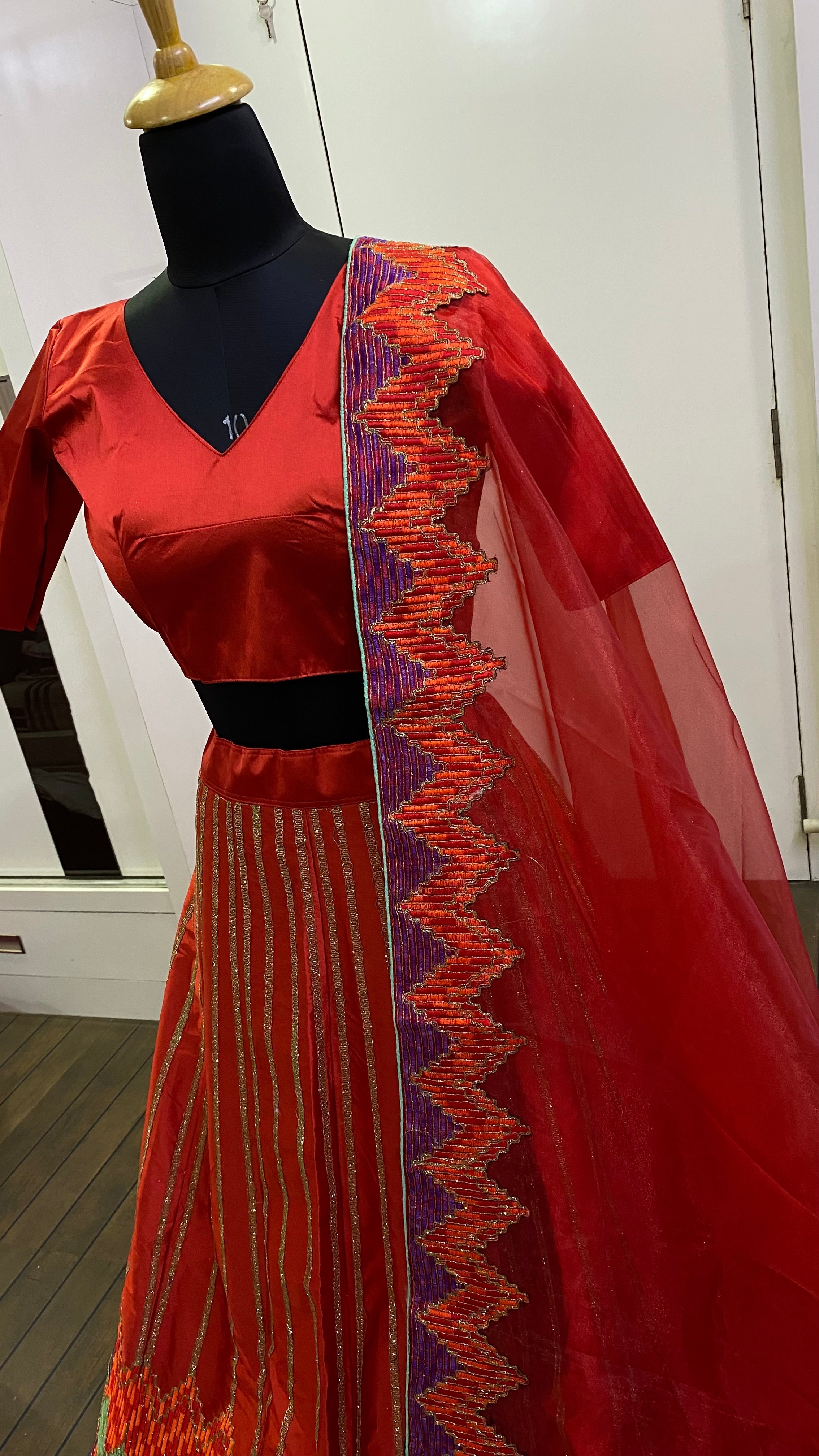 सीक्वेंस, ज़री और धागे की कढ़ाई वाला खूबसूरत लहंगा चोली