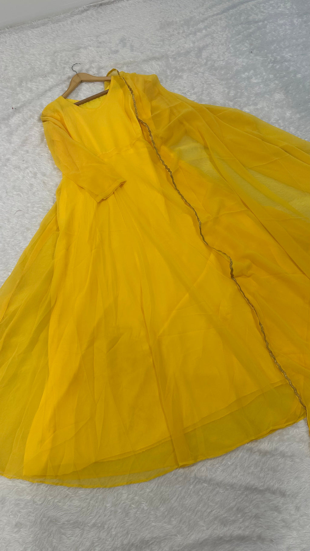 बेहद खूबसूरत पार्टी वेयर अनारकली गाउन और दुपट्टा