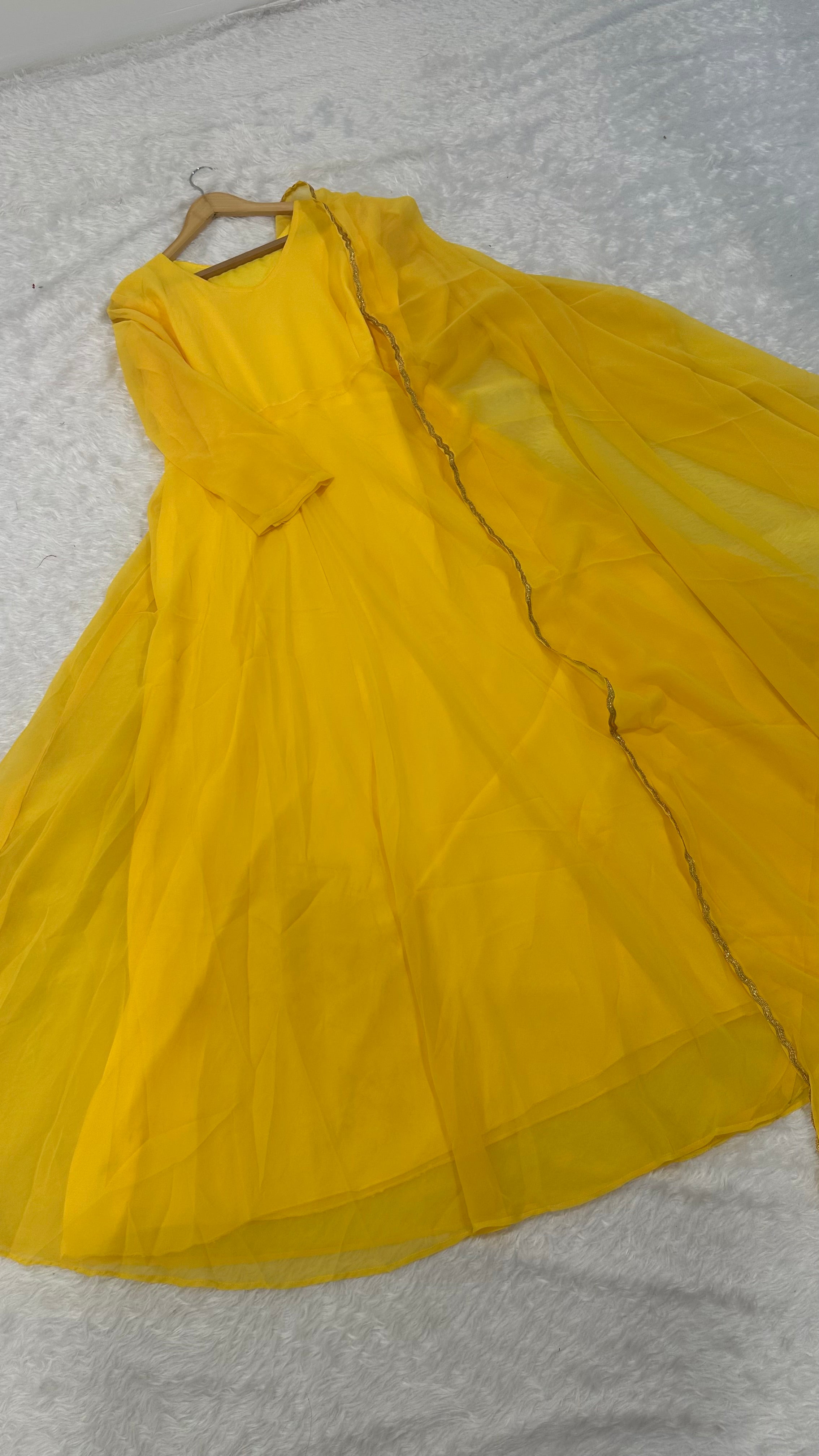 बेहद खूबसूरत पार्टी वेयर अनारकली गाउन और दुपट्टा