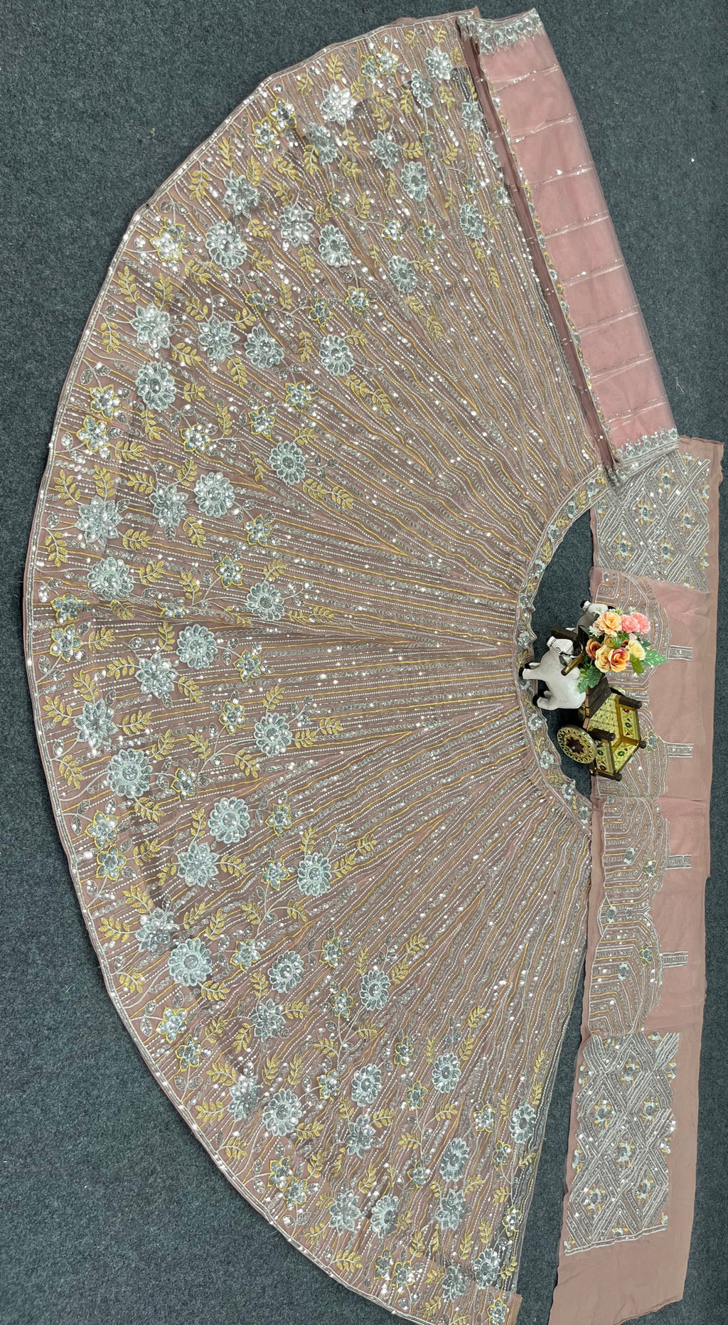 सीक्वेंस एम्ब्रॉयडरी वर्क से सजी खूबसूरत लहंगा चोली