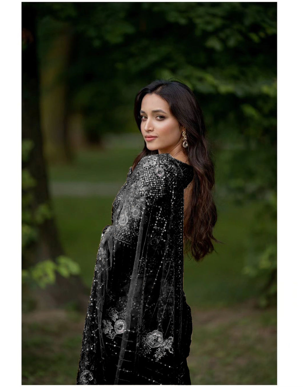 डिजाइनर साड़ी, सीक्वेंस एम्ब्रॉयडरी वर्क और लेस बॉर्डर के साथ