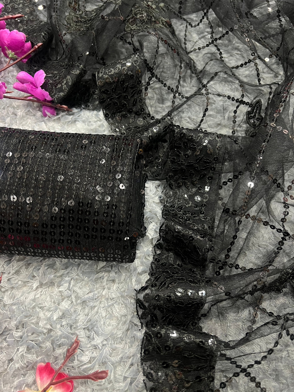 डिजाइनर साड़ी, सीक्वेंस एम्ब्रॉयडरी वर्क और लेस बॉर्डर के साथ