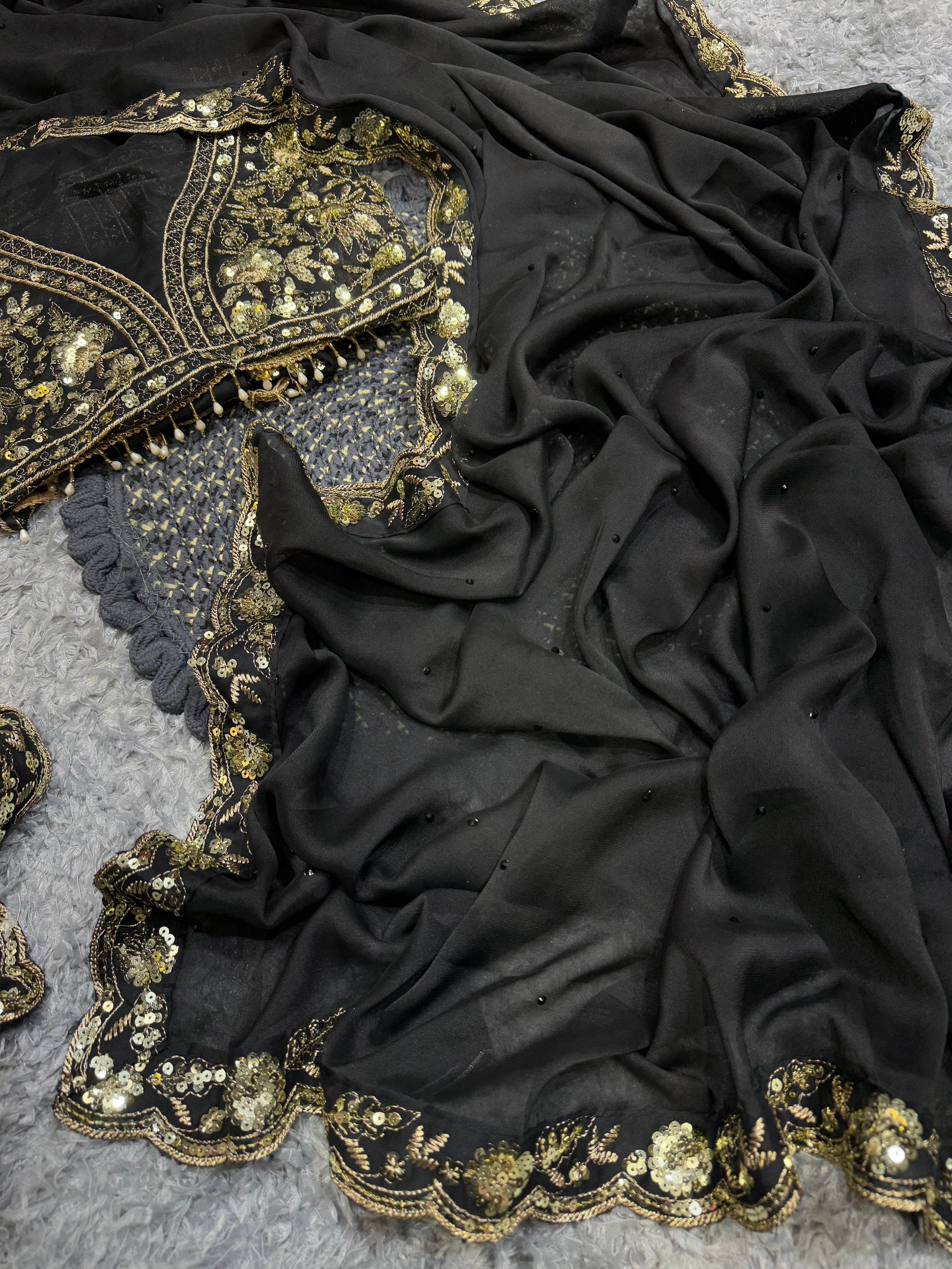 खूबसूरत सीक्वेंस कढ़ाई और लेस बॉर्डर वाली डिज़ाइनर साड़ी