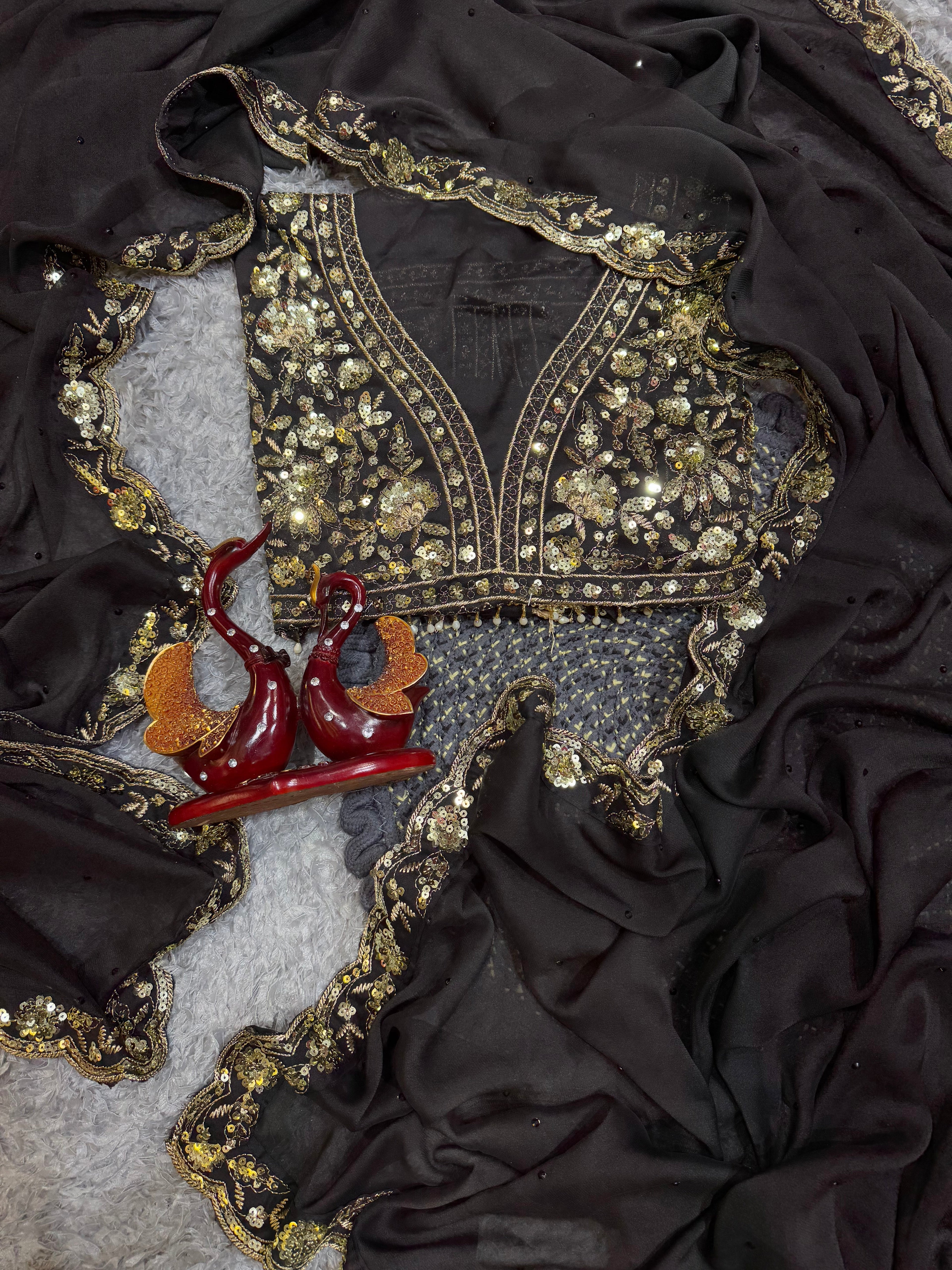 खूबसूरत सीक्वेंस कढ़ाई और लेस बॉर्डर वाली डिज़ाइनर साड़ी