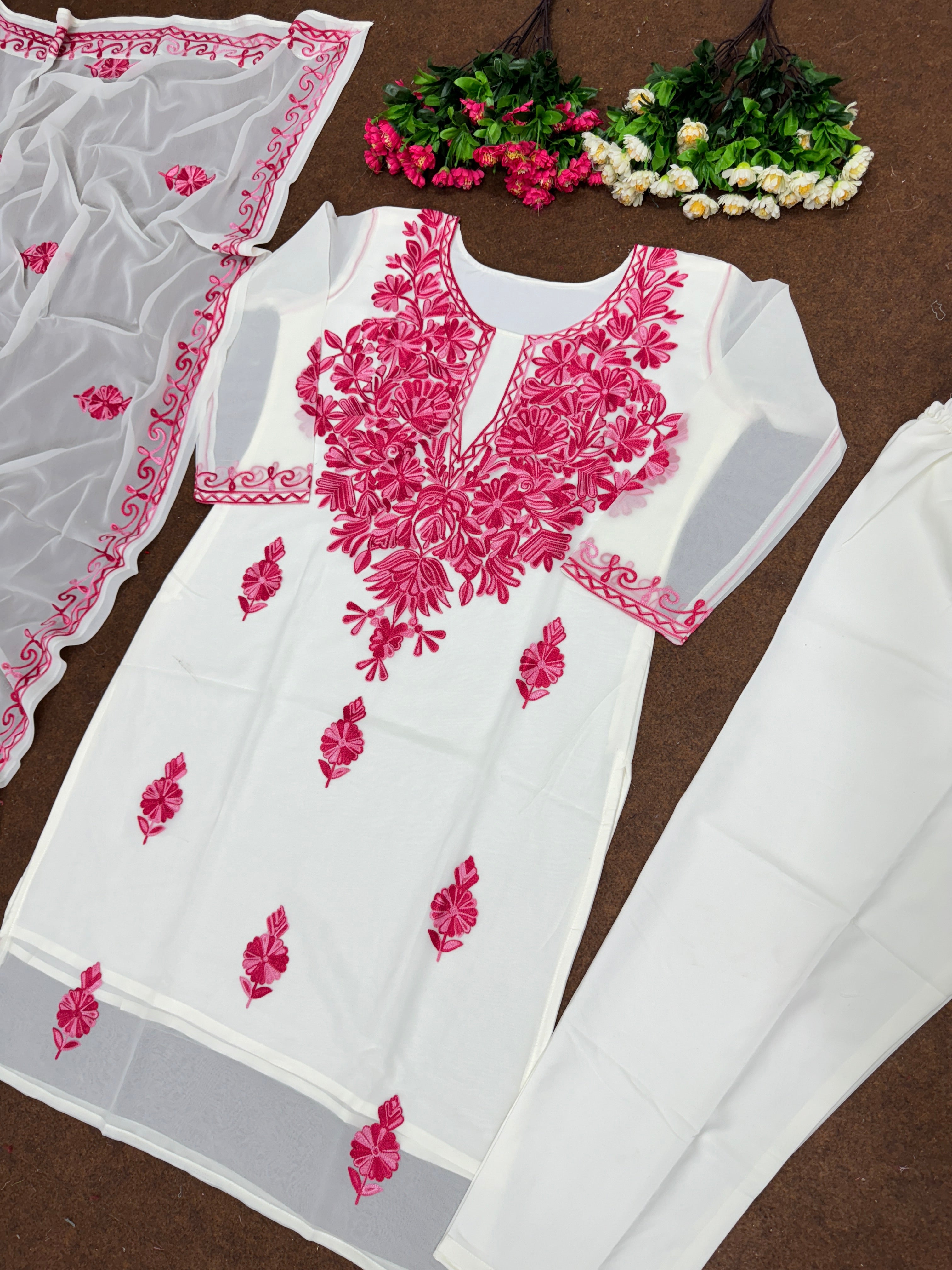 पार्टी के लिए उपयुक्त कश्मीरी वर्क वाला सूट, पैंट और दुपट्टा