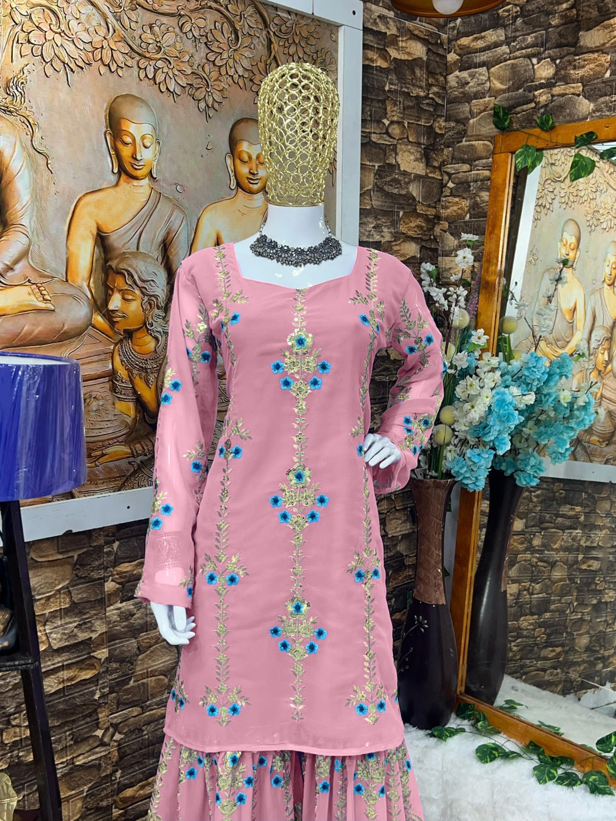 खूबसूरत पार्टी वेयर टॉप और शरारा, साथ में फैंसी दुपट्टा