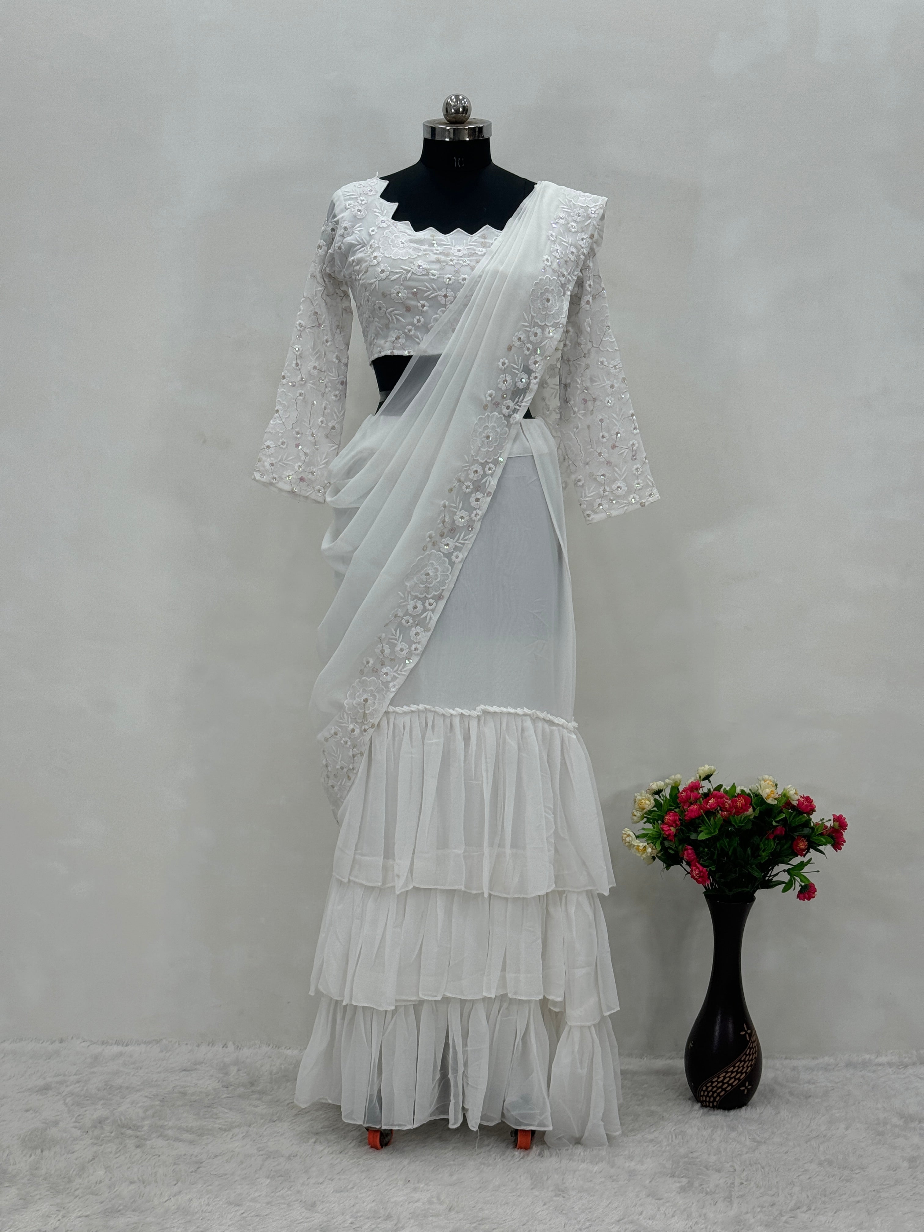 रफल डिज़ाइन वाला खूबसूरत रेडी-टू-वेयर लहंगा, पार्टी के लिए उपयुक्त।