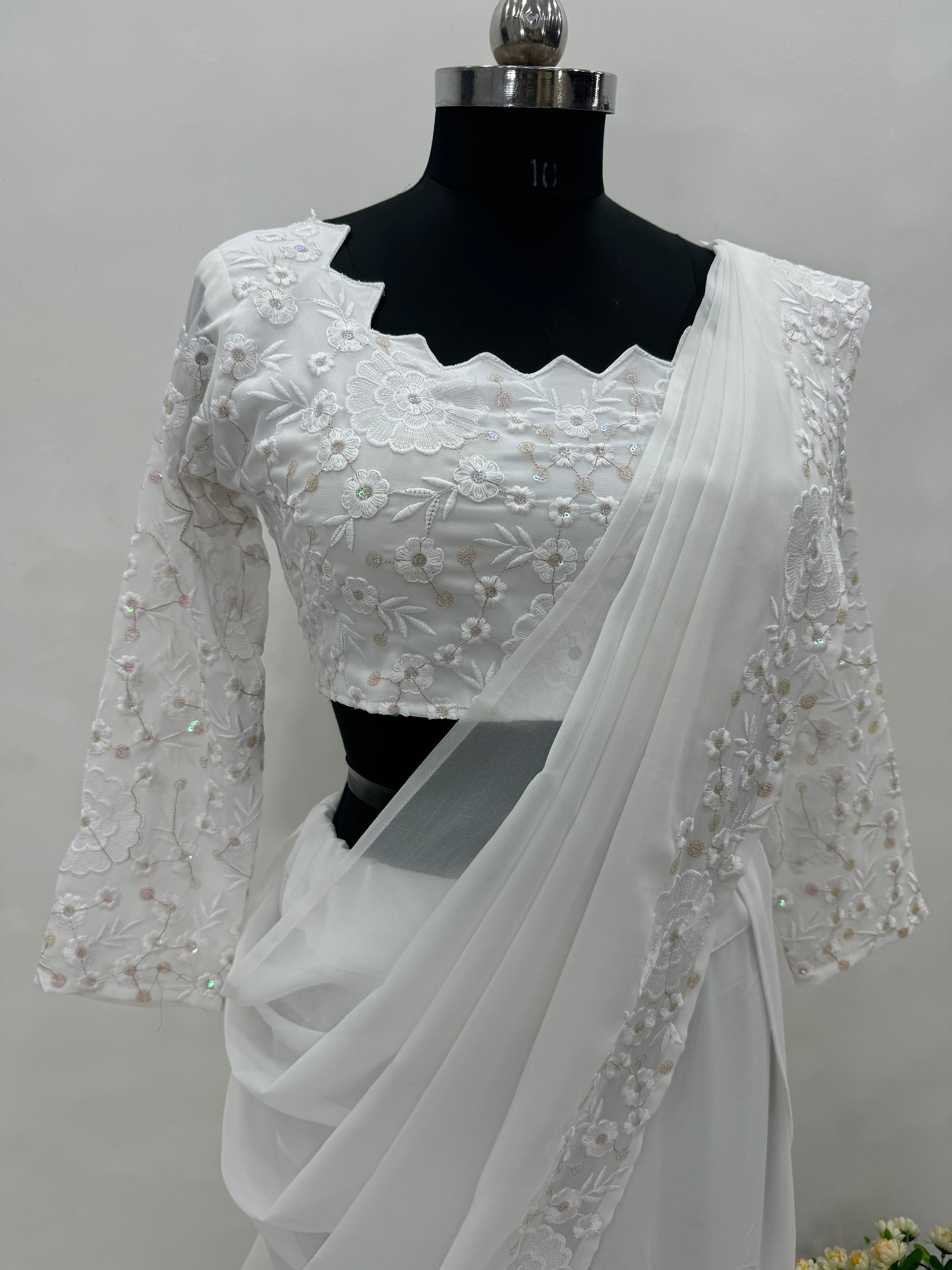 रफल डिज़ाइन वाला खूबसूरत रेडी-टू-वेयर लहंगा, पार्टी के लिए उपयुक्त।