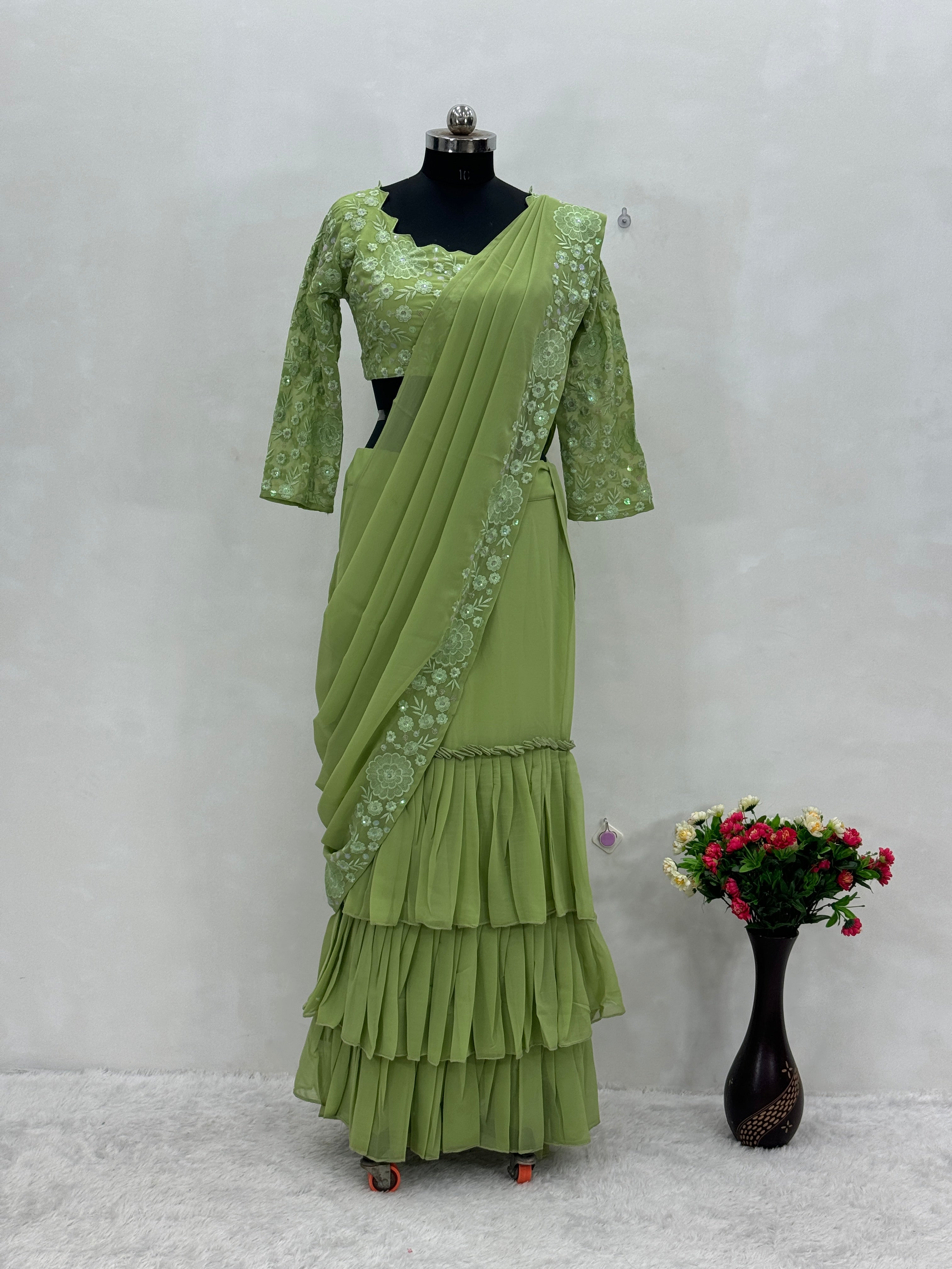 रफल डिज़ाइन वाला खूबसूरत रेडी-टू-वेयर लहंगा, पार्टी के लिए उपयुक्त।