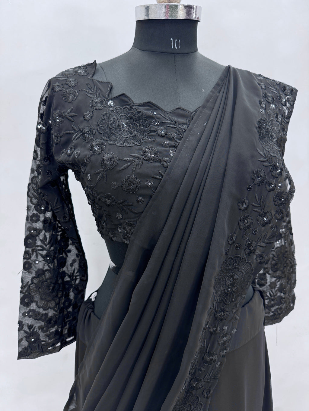 रफल डिज़ाइन वाला खूबसूरत रेडी-टू-वेयर लहंगा, पार्टी के लिए उपयुक्त।