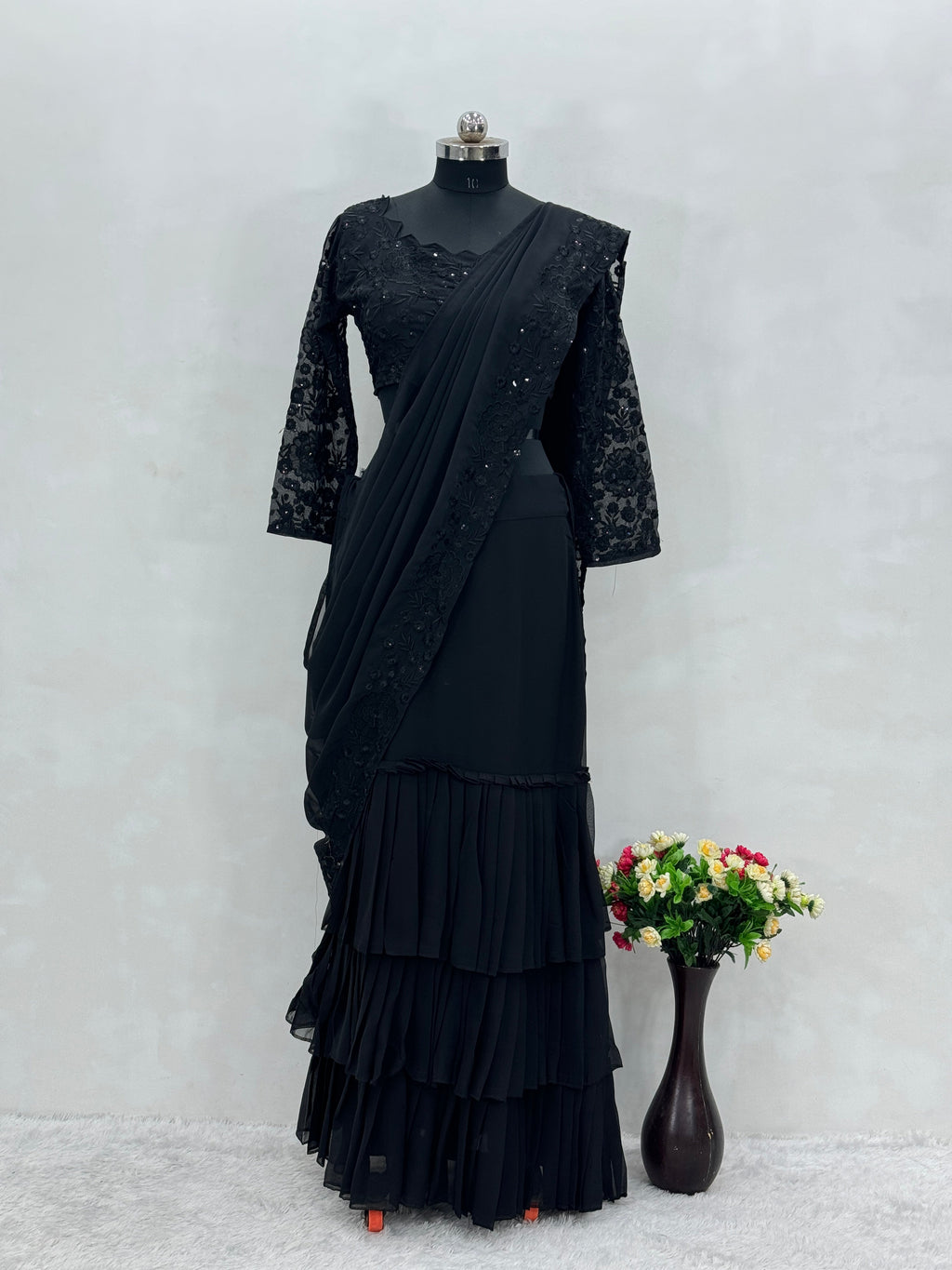 रफल डिज़ाइन वाला खूबसूरत रेडी-टू-वेयर लहंगा, पार्टी के लिए उपयुक्त।