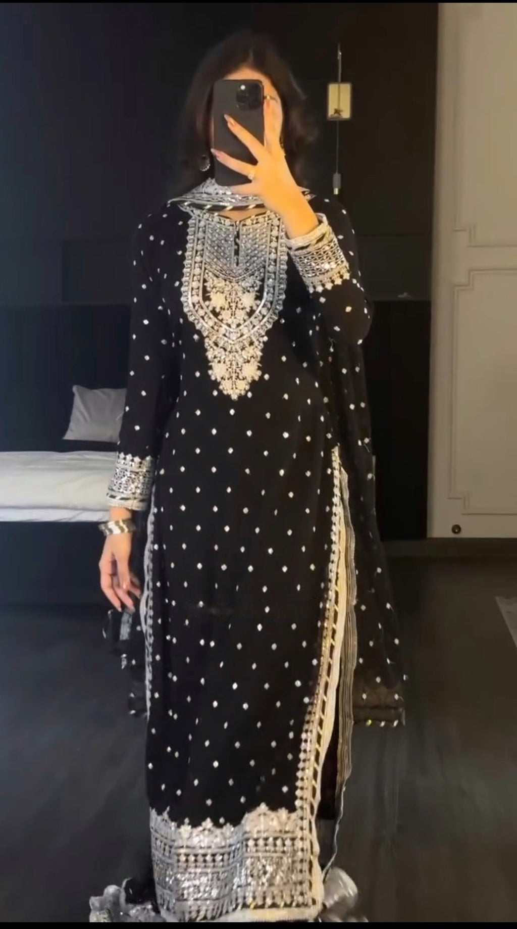 डिजाइनर लुक वाला टॉप-दुपट्टा और बॉटम, हैवी एम्ब्रॉयडरी सीक्वेंस वर्क के साथ।