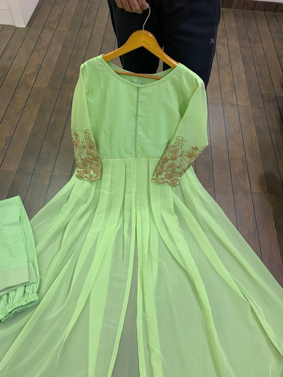 डोरी वर्क से सजा खूबसूरत पार्टी गाउन और बॉटम