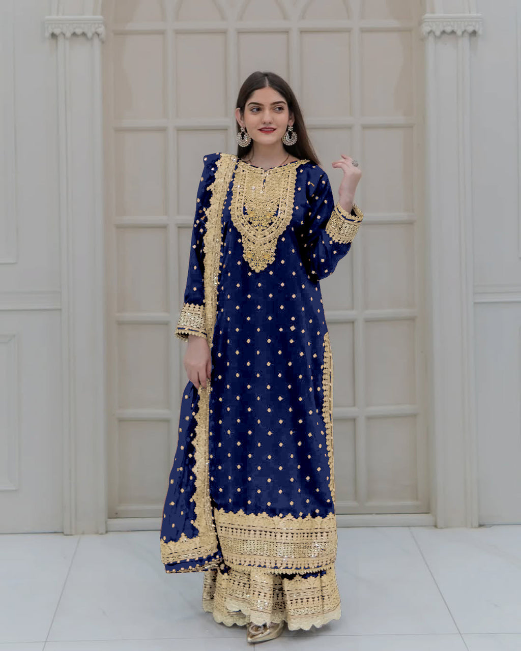 डिजाइनर लुक वाला टॉप-दुपट्टा और बॉटम, हैवी एम्ब्रॉयडरी सीक्वेंस वर्क के साथ।