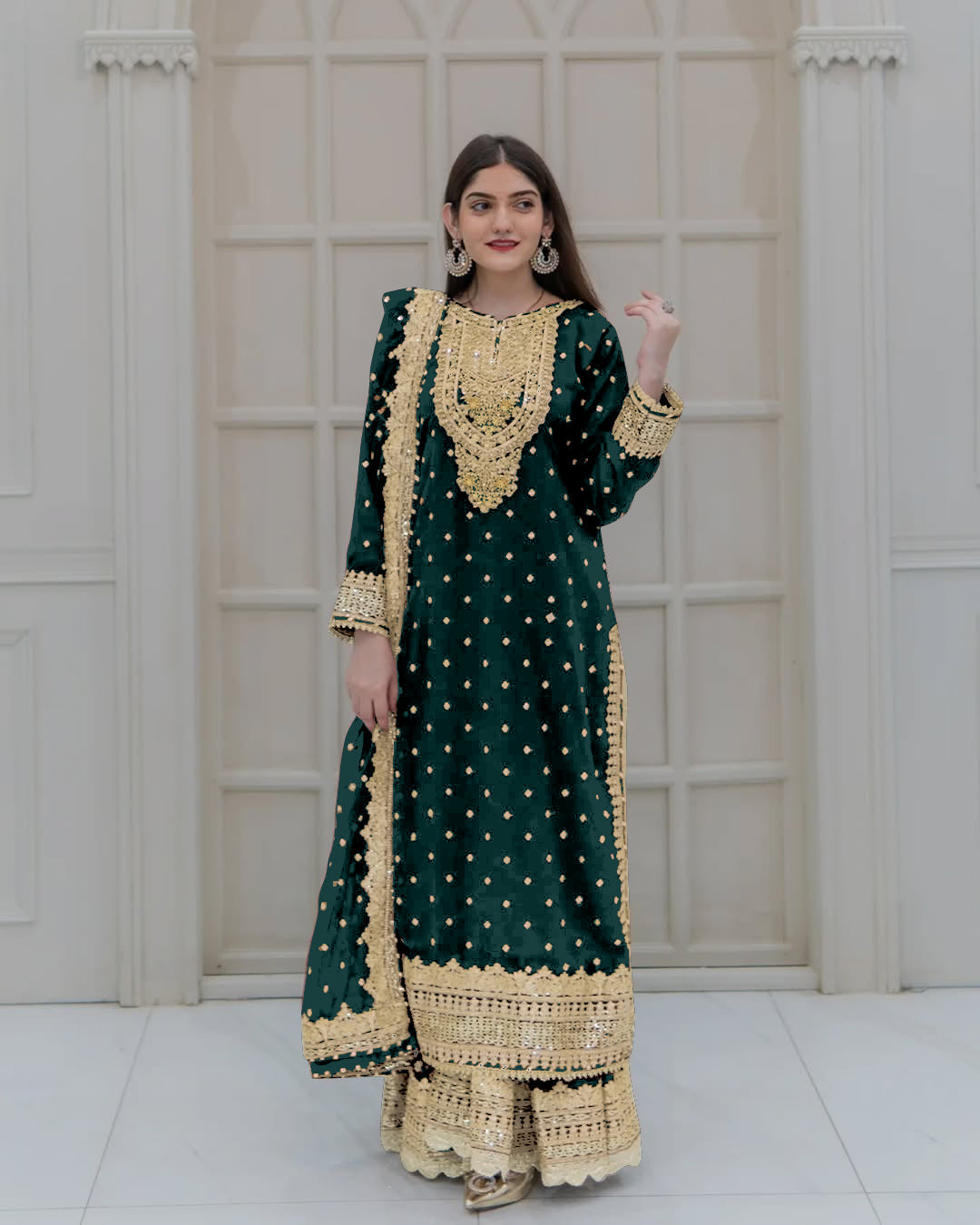 डिजाइनर लुक वाला टॉप-दुपट्टा और बॉटम, हैवी एम्ब्रॉयडरी सीक्वेंस वर्क के साथ।