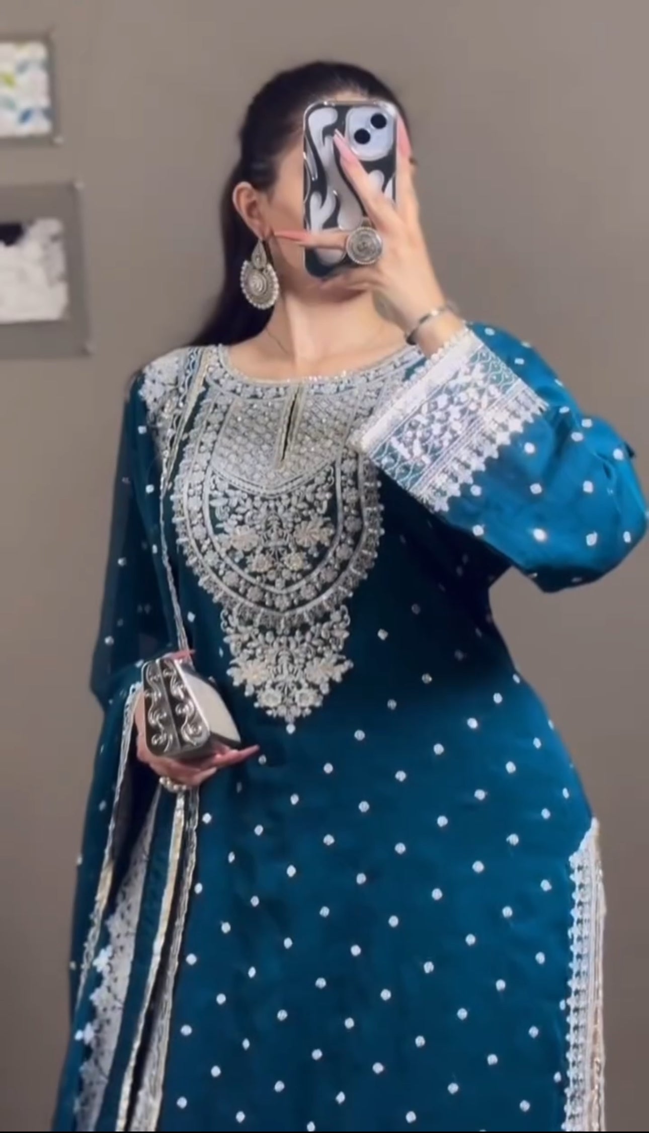 डिजाइनर लुक वाला टॉप-दुपट्टा और बॉटम, हैवी एम्ब्रॉयडरी सीक्वेंस वर्क के साथ।