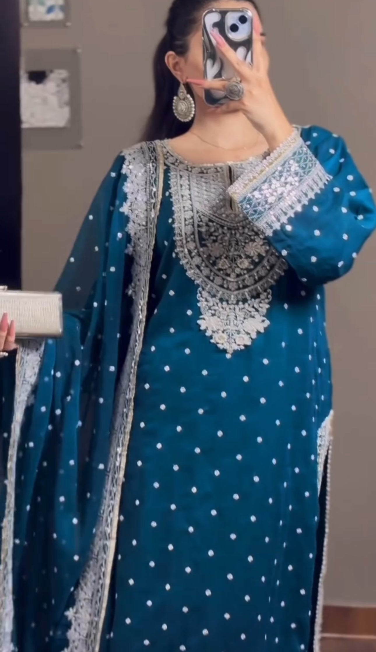 डिजाइनर लुक वाला टॉप-दुपट्टा और बॉटम, हैवी एम्ब्रॉयडरी सीक्वेंस वर्क के साथ।