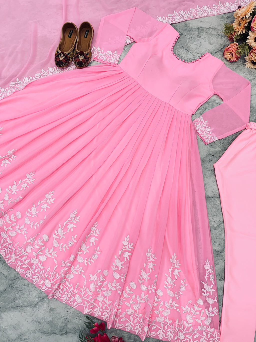 डिजाइनर पार्टी वेयर लुक गाउन, पैंटी और दुपट्टे के साथ