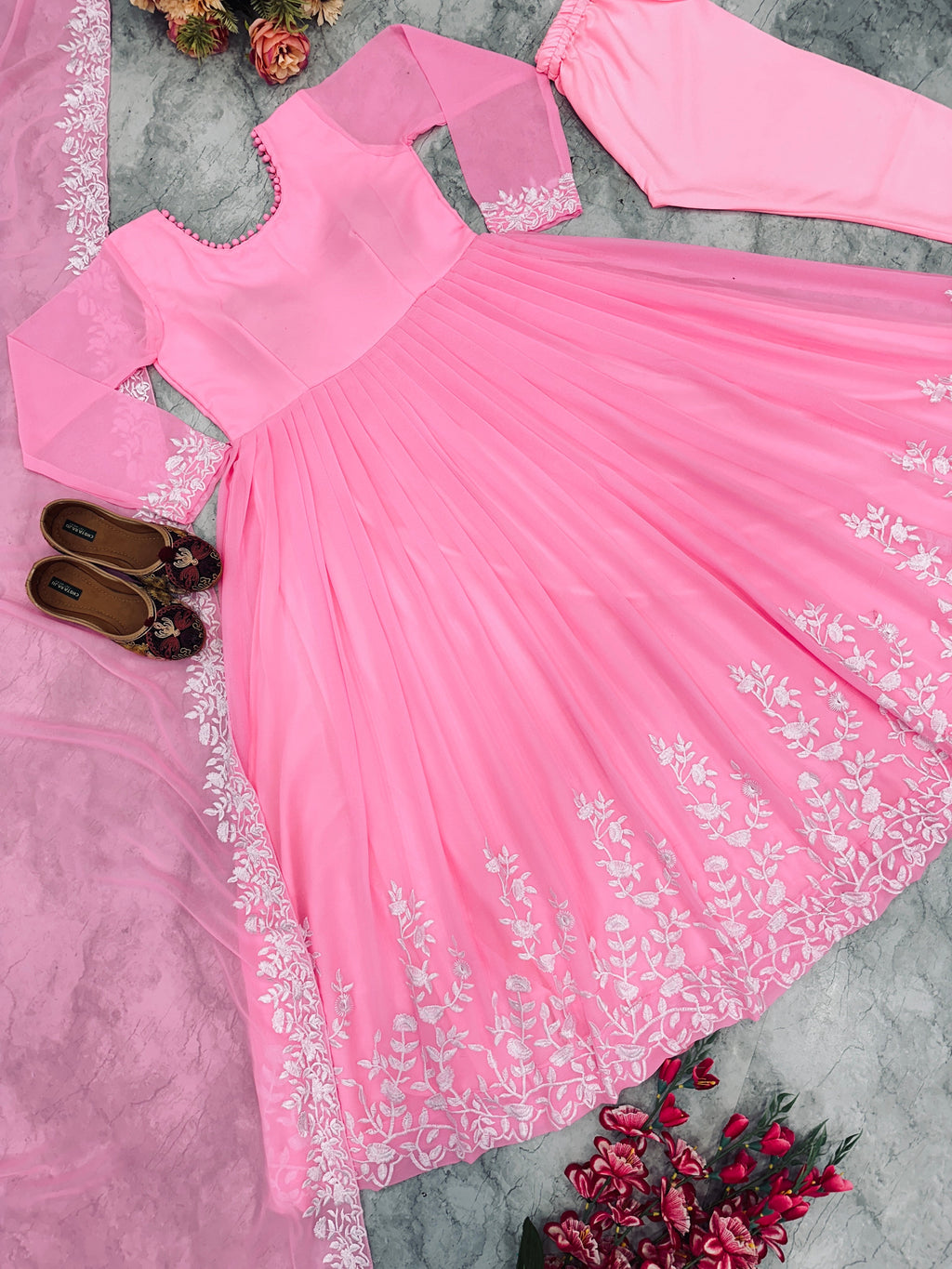 डिजाइनर पार्टी वेयर लुक गाउन, पैंटी और दुपट्टे के साथ