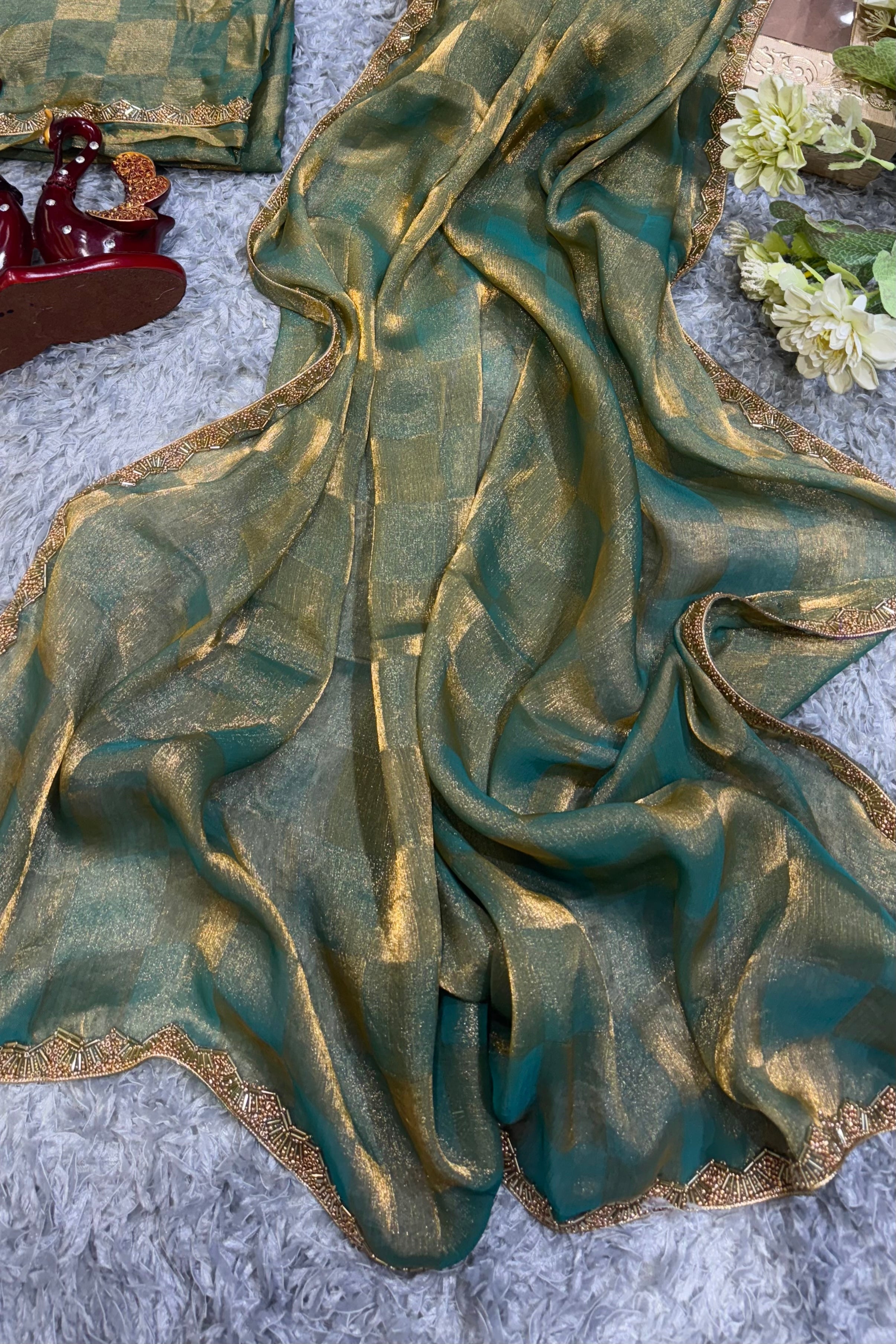 मोती लेस बॉर्डर वाली डिज़ाइनर पार्टी वेयर साड़ी