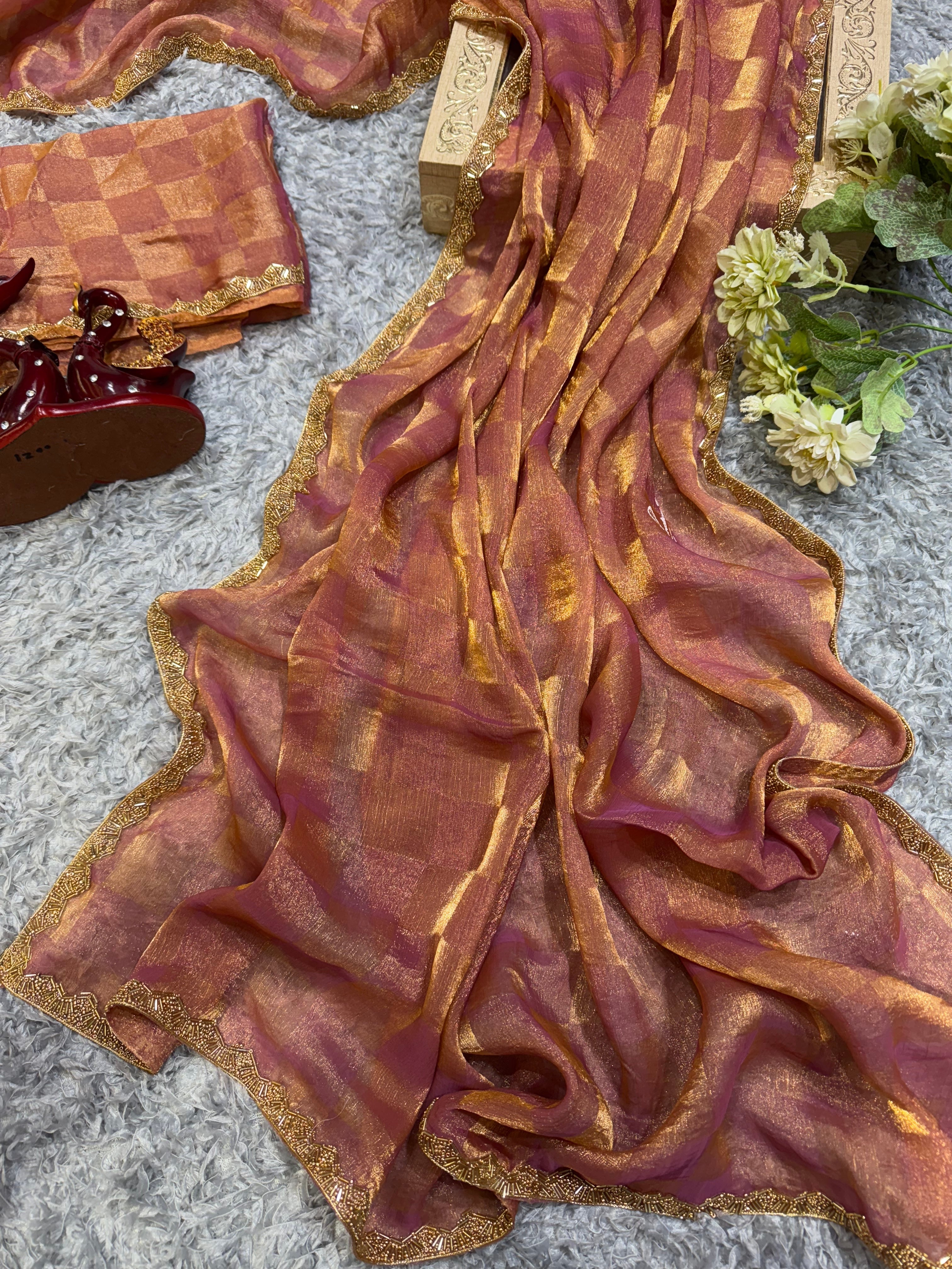 मोती लेस बॉर्डर वाली डिज़ाइनर पार्टी वेयर साड़ी