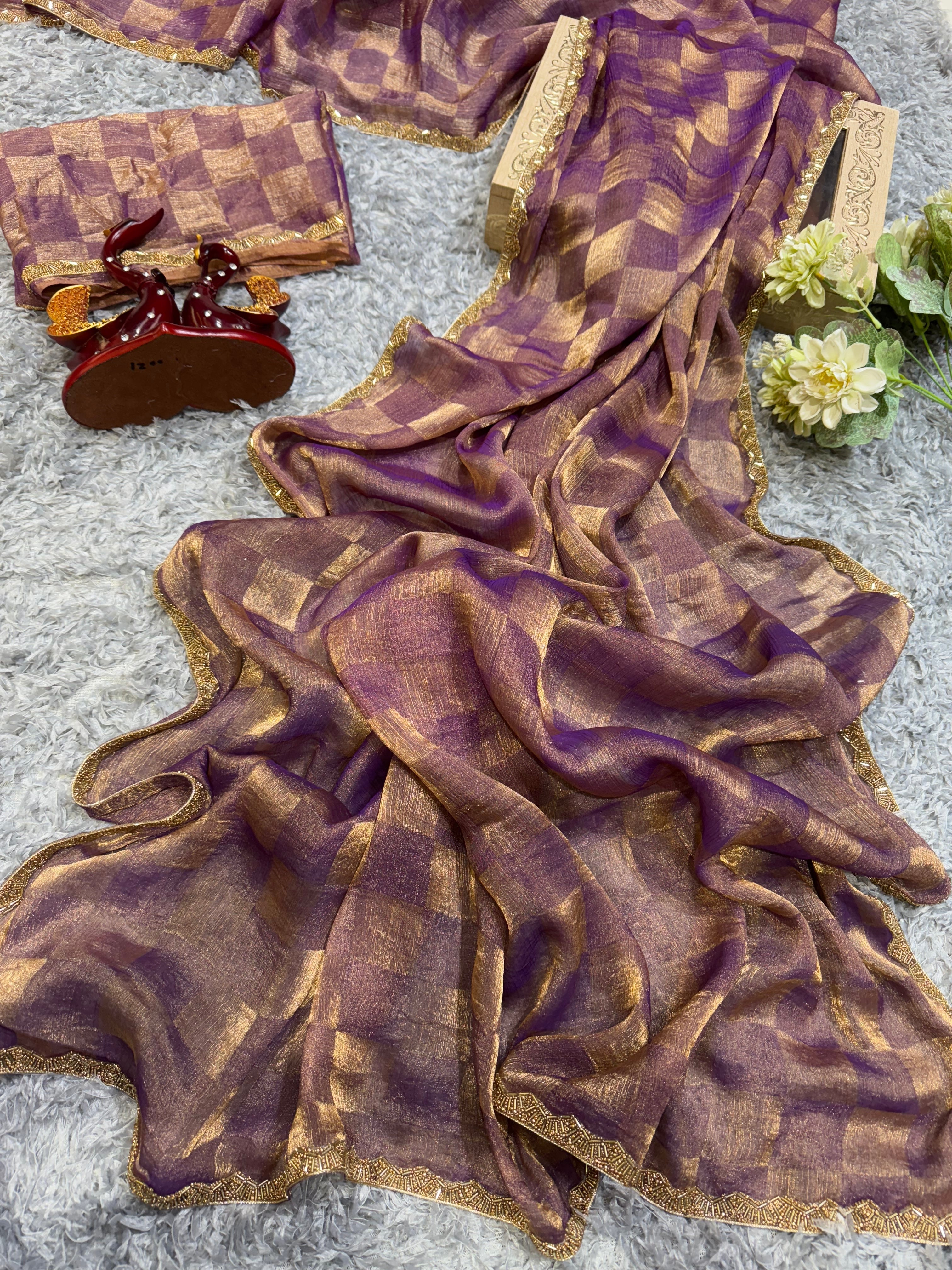 मोती लेस बॉर्डर वाली डिज़ाइनर पार्टी वेयर साड़ी