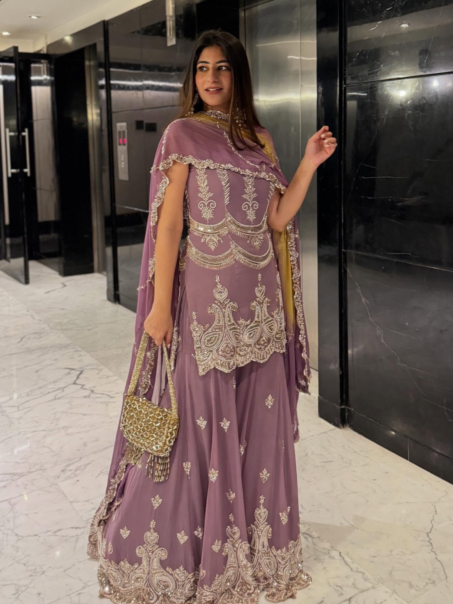 हैवी एम्ब्रॉयडरी सीक्वेंस वर्क वाला पार्टी वेयर सूट सेट