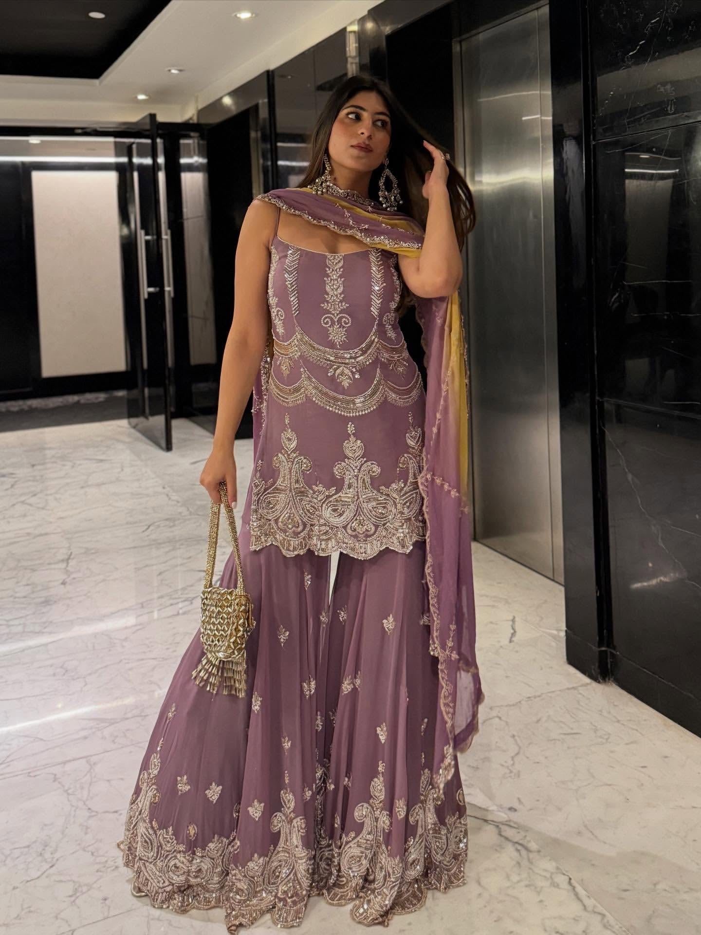 हैवी एम्ब्रॉयडरी सीक्वेंस वर्क वाला पार्टी वेयर सूट सेट