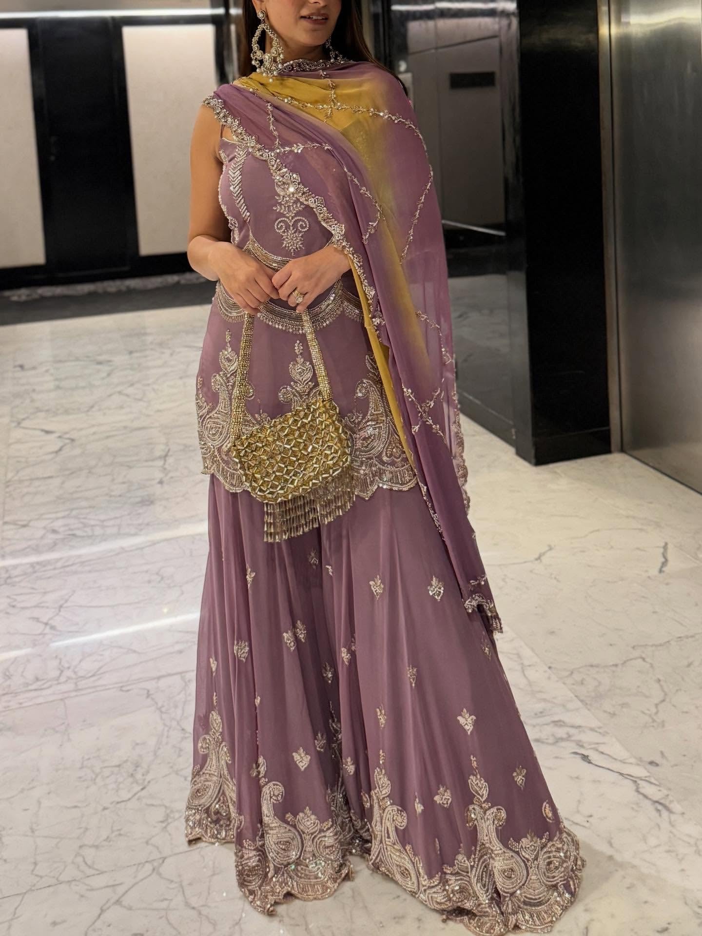 हैवी एम्ब्रॉयडरी सीक्वेंस वर्क वाला पार्टी वेयर सूट सेट