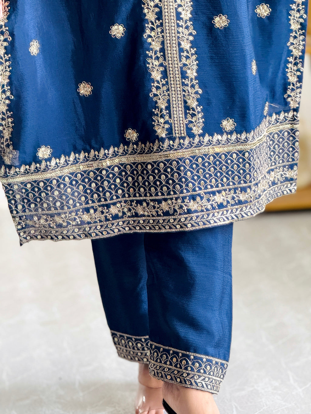 पार्टी वेयर टॉप-पैंट और दुपट्टा, कढ़ाई और सीक्वेंस वर्क के साथ