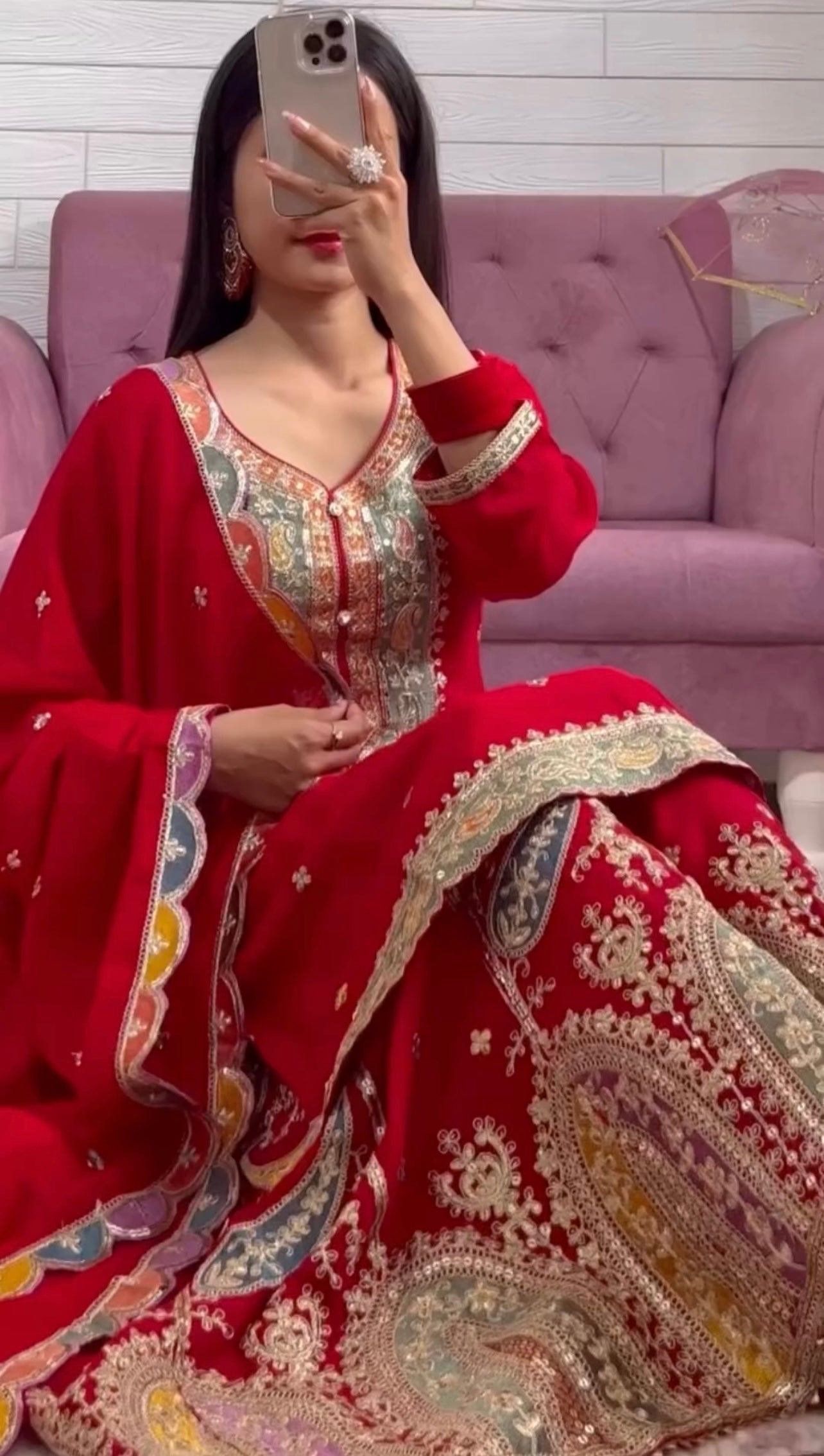 पार्टी वेयर लुक के लिए फैंसी टॉप-दुपट्टा और पूरी तरह से सिला हुआ शरारा।