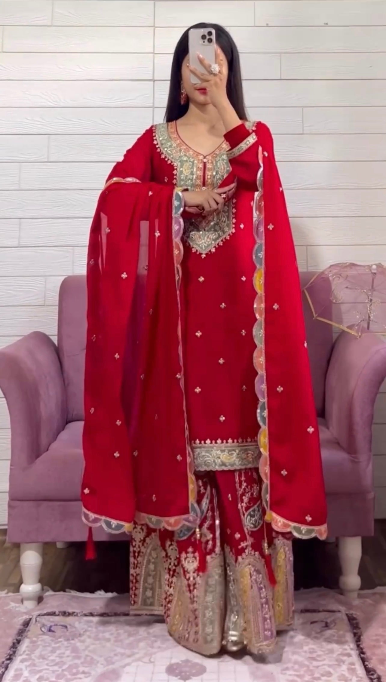 पार्टी वेयर लुक के लिए फैंसी टॉप-दुपट्टा और पूरी तरह से सिला हुआ शरारा।