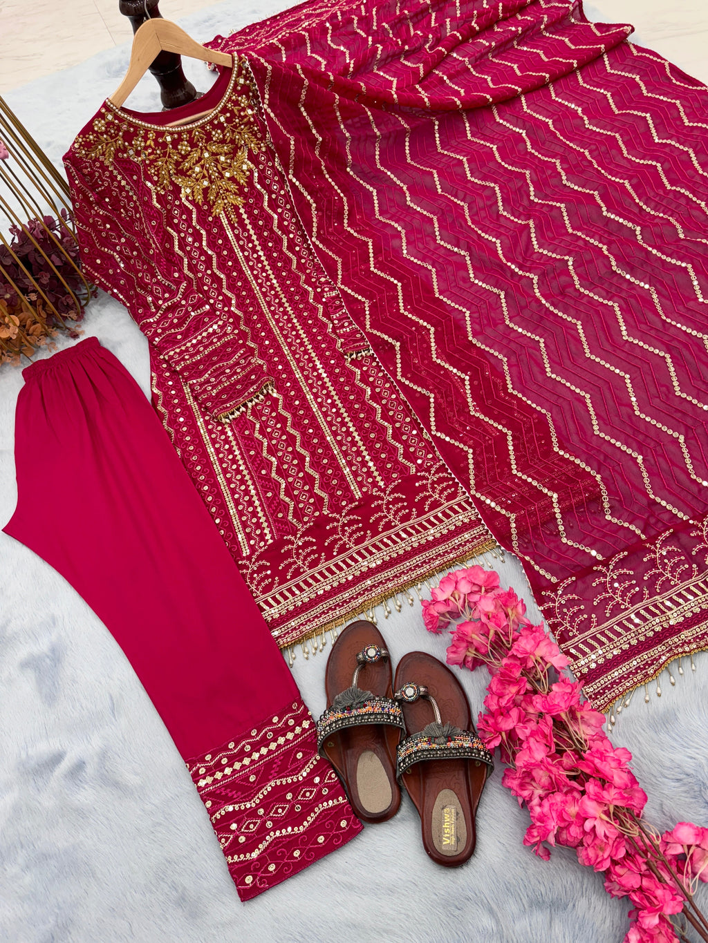 पार्टी वेयर टॉप, बॉटम और दुपट्टा, कढ़ाई और सीक्वेंस वर्क के साथ