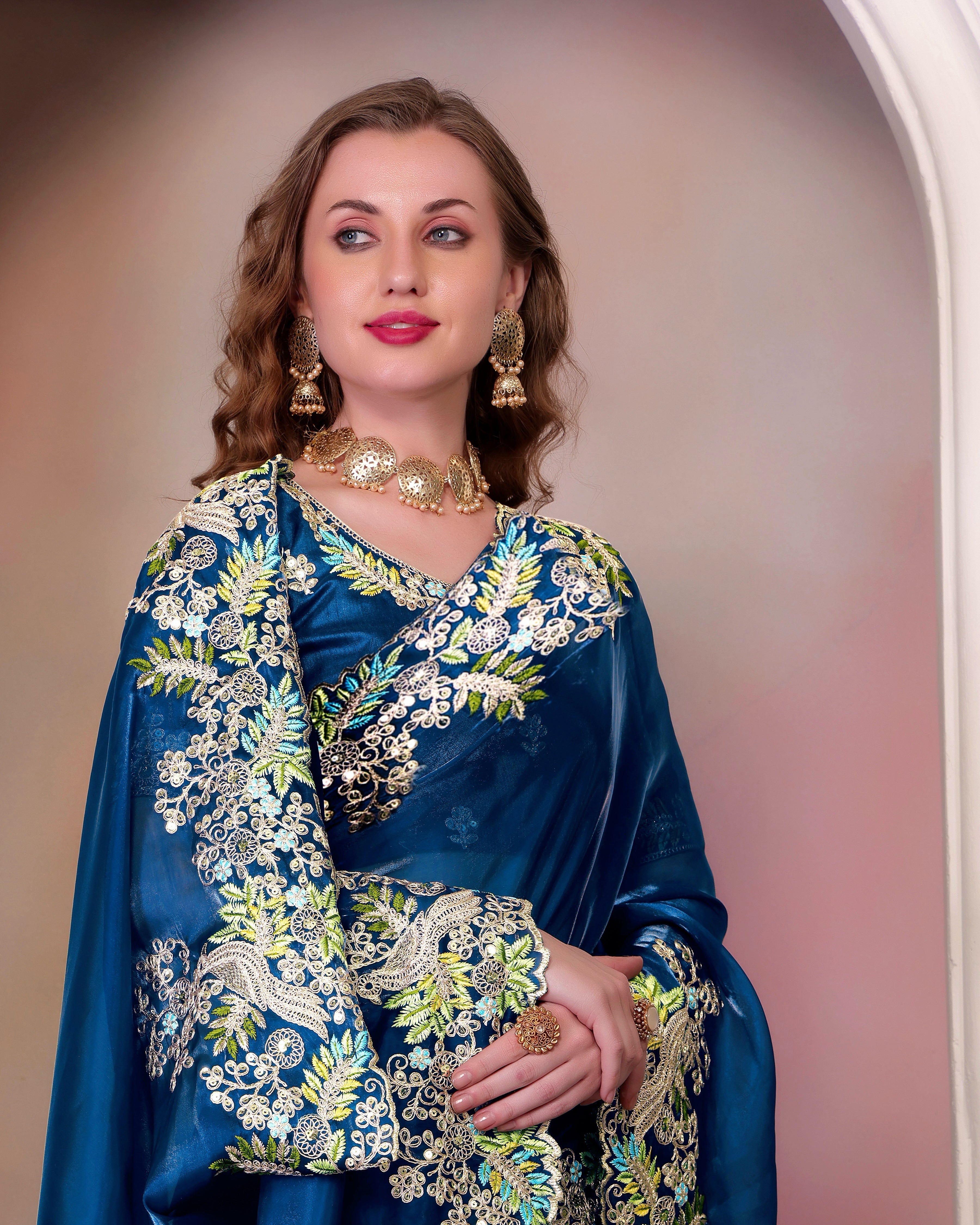 पार्टी वेयर डिजाइनर साड़ी, कढ़ाई के काम के साथ