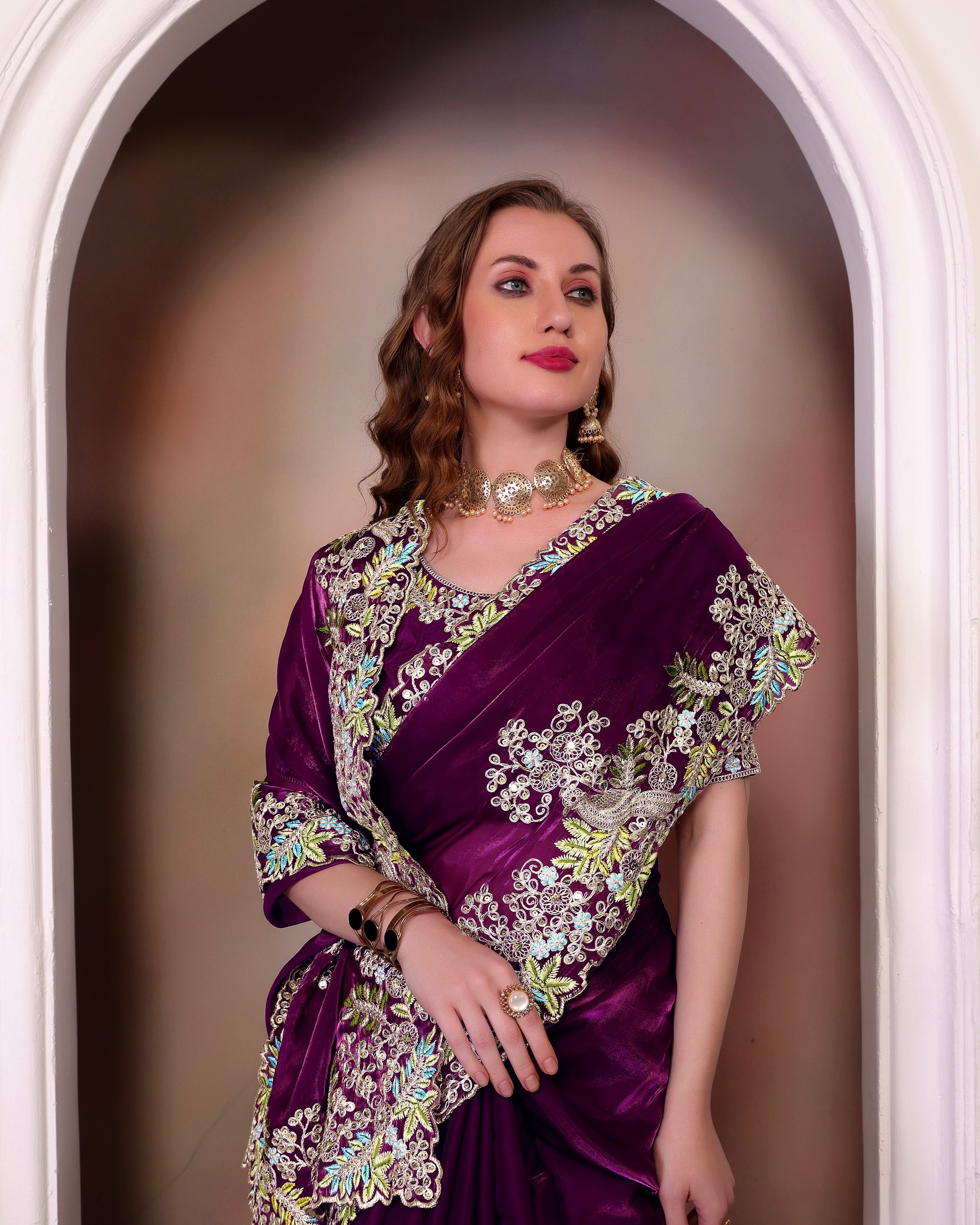 पार्टी वेयर डिजाइनर साड़ी, कढ़ाई के काम के साथ