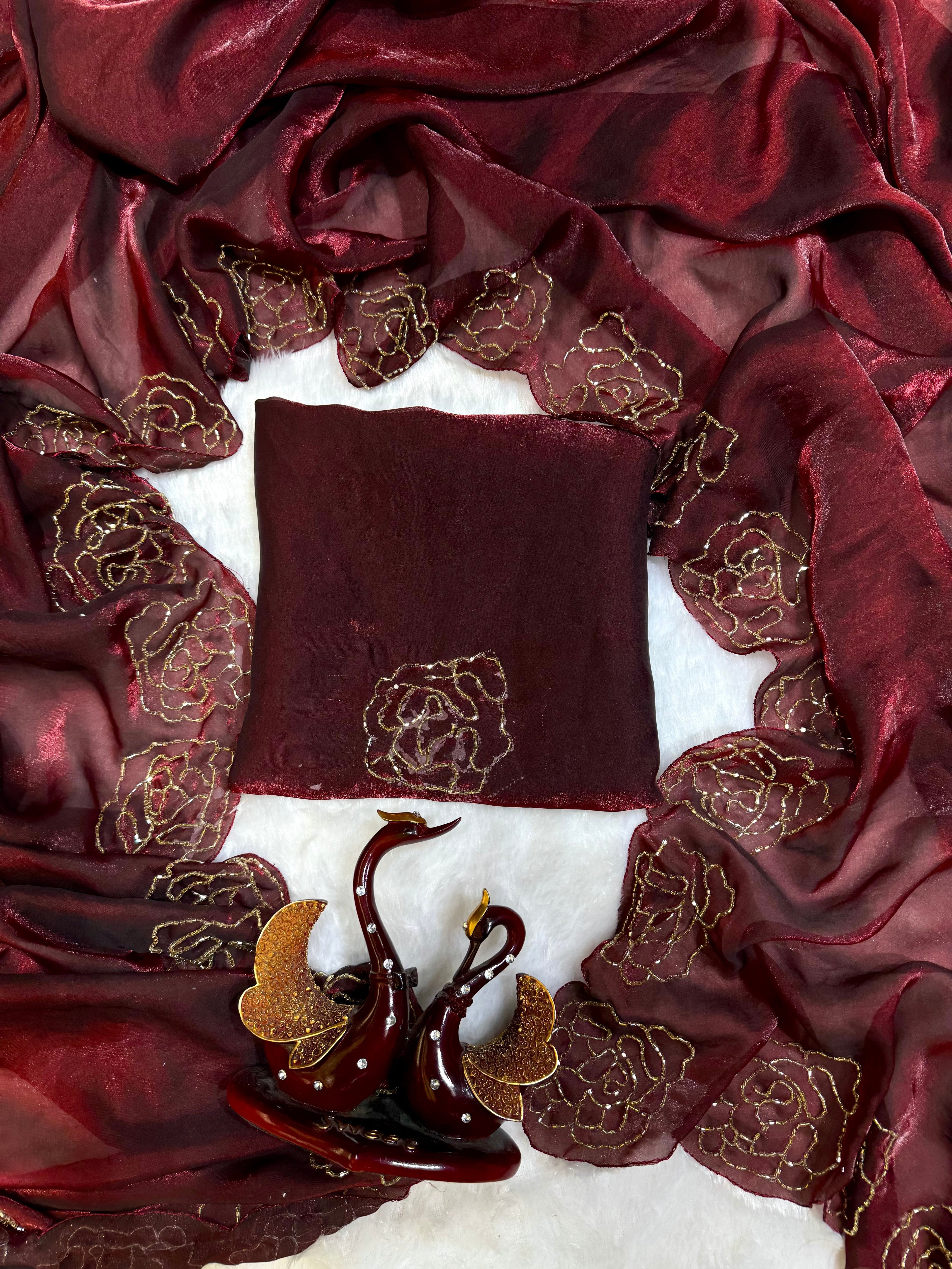 खूबसूरत कटदाना हस्तकला वाली ट्रेंडी डिज़ाइनर साड़ी