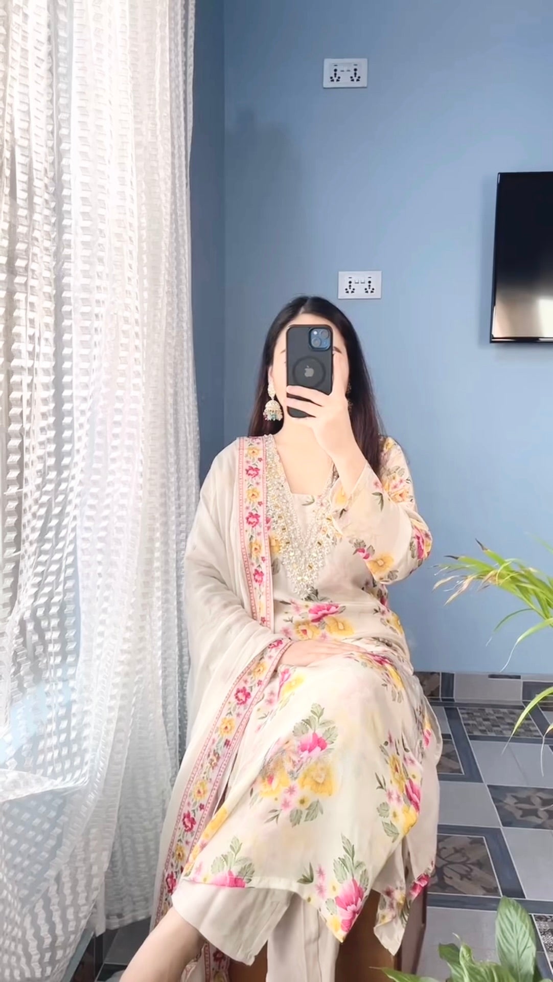 टॉप-बॉटम और दुपट्टे पर कढ़ाई का काम किया गया है।