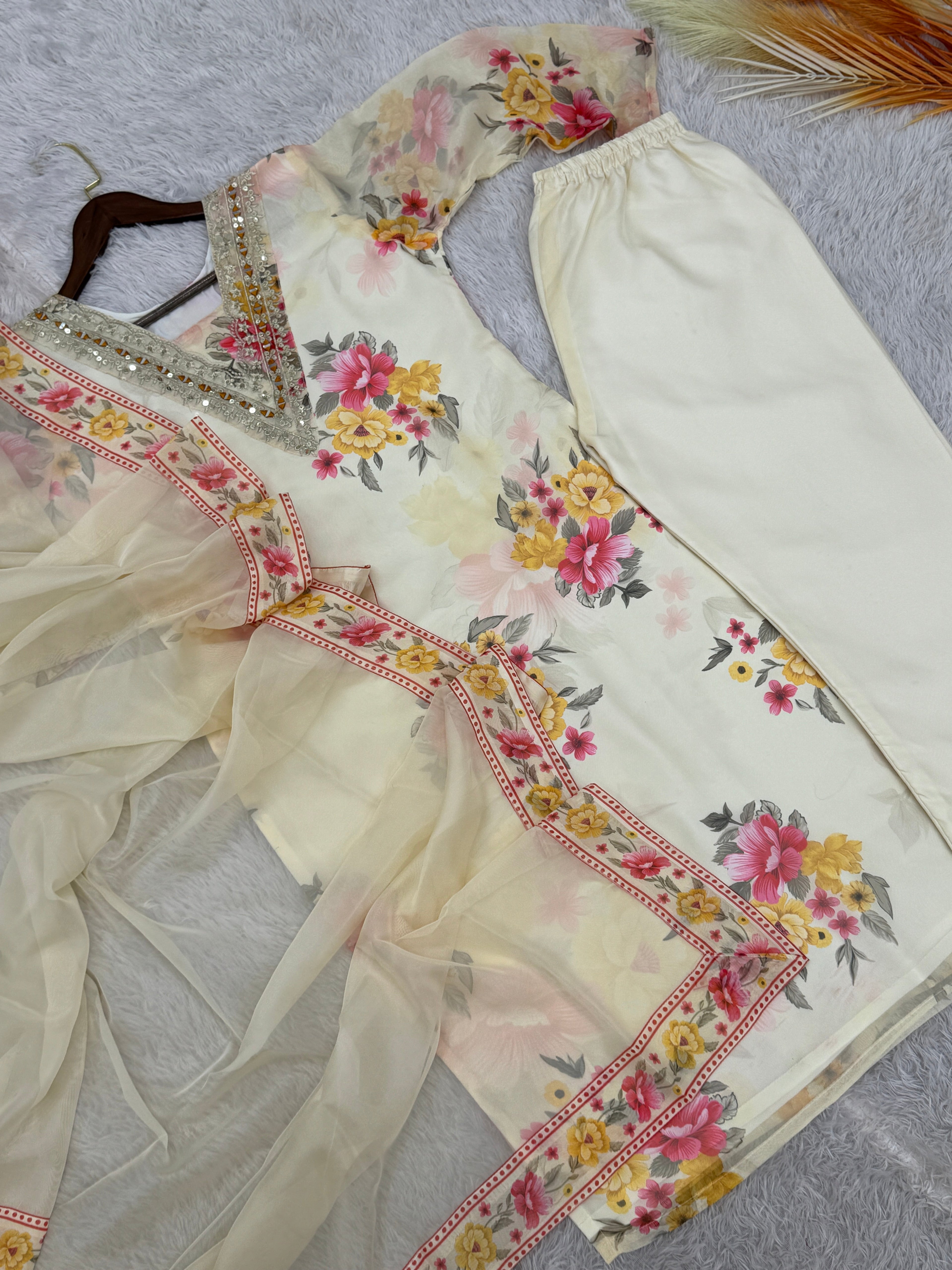टॉप-बॉटम और दुपट्टे पर कढ़ाई का काम किया गया है।