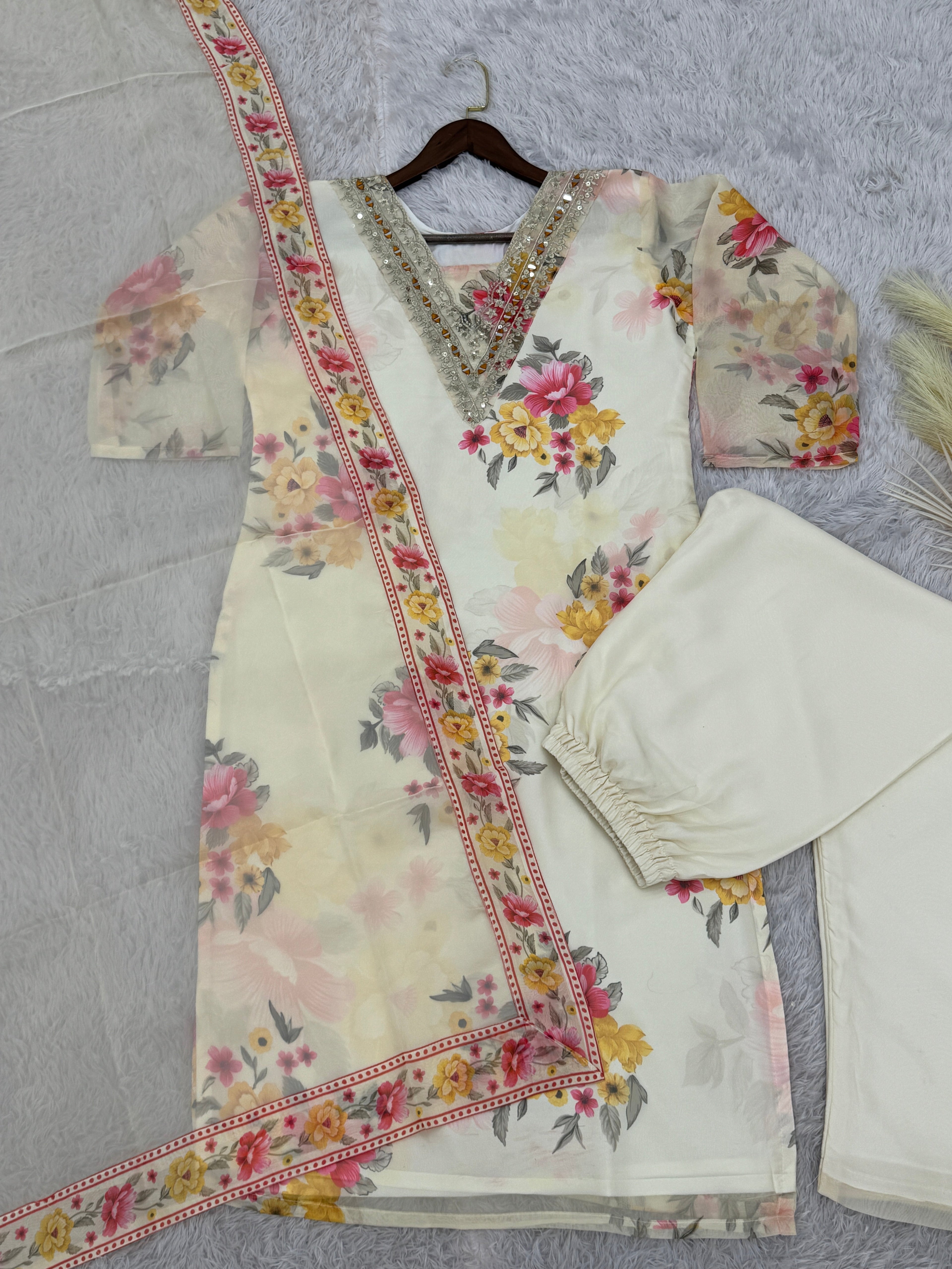 टॉप-बॉटम और दुपट्टे पर कढ़ाई का काम किया गया है।